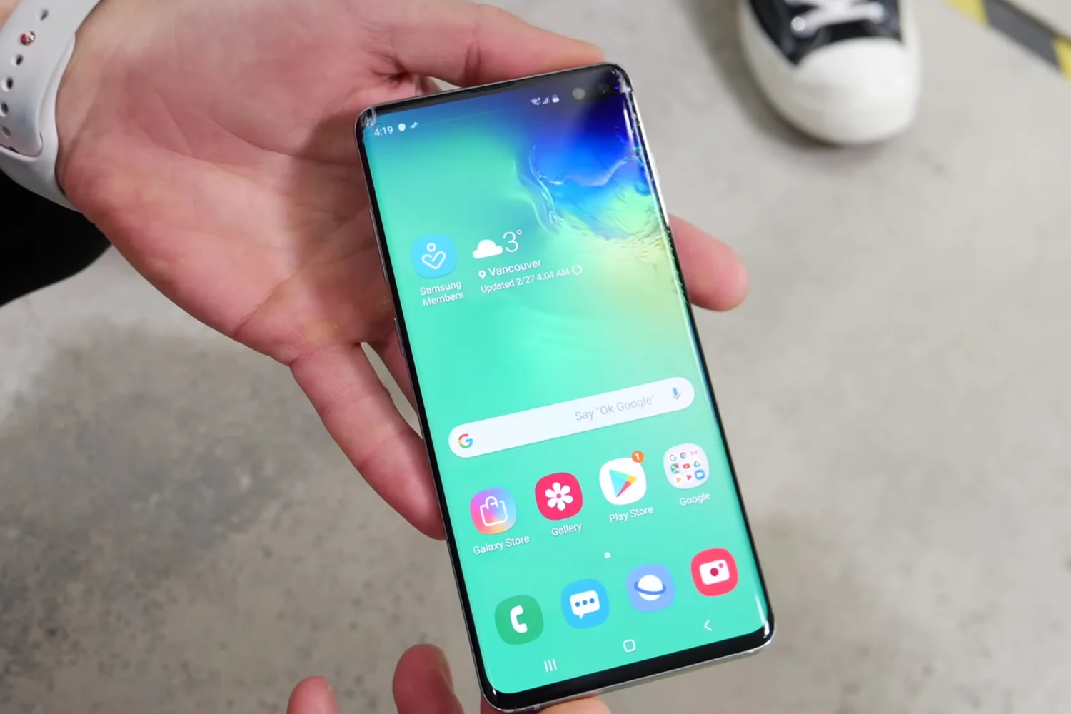 ep-kinh-samsung-galaxy-s10-dau-hieu