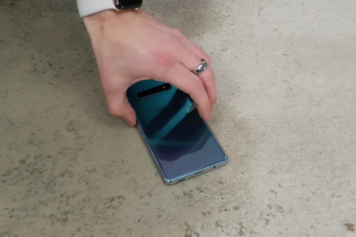 ep-kinh-samsung-galaxy-s10-nguyen-nhan