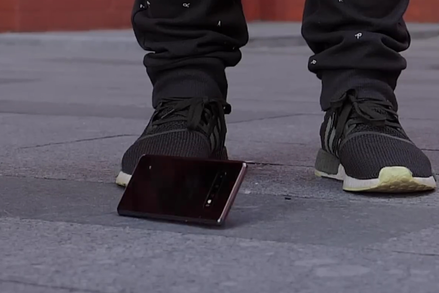 ep-kinh-samsung-galaxy-s10e-nguyen-nhan