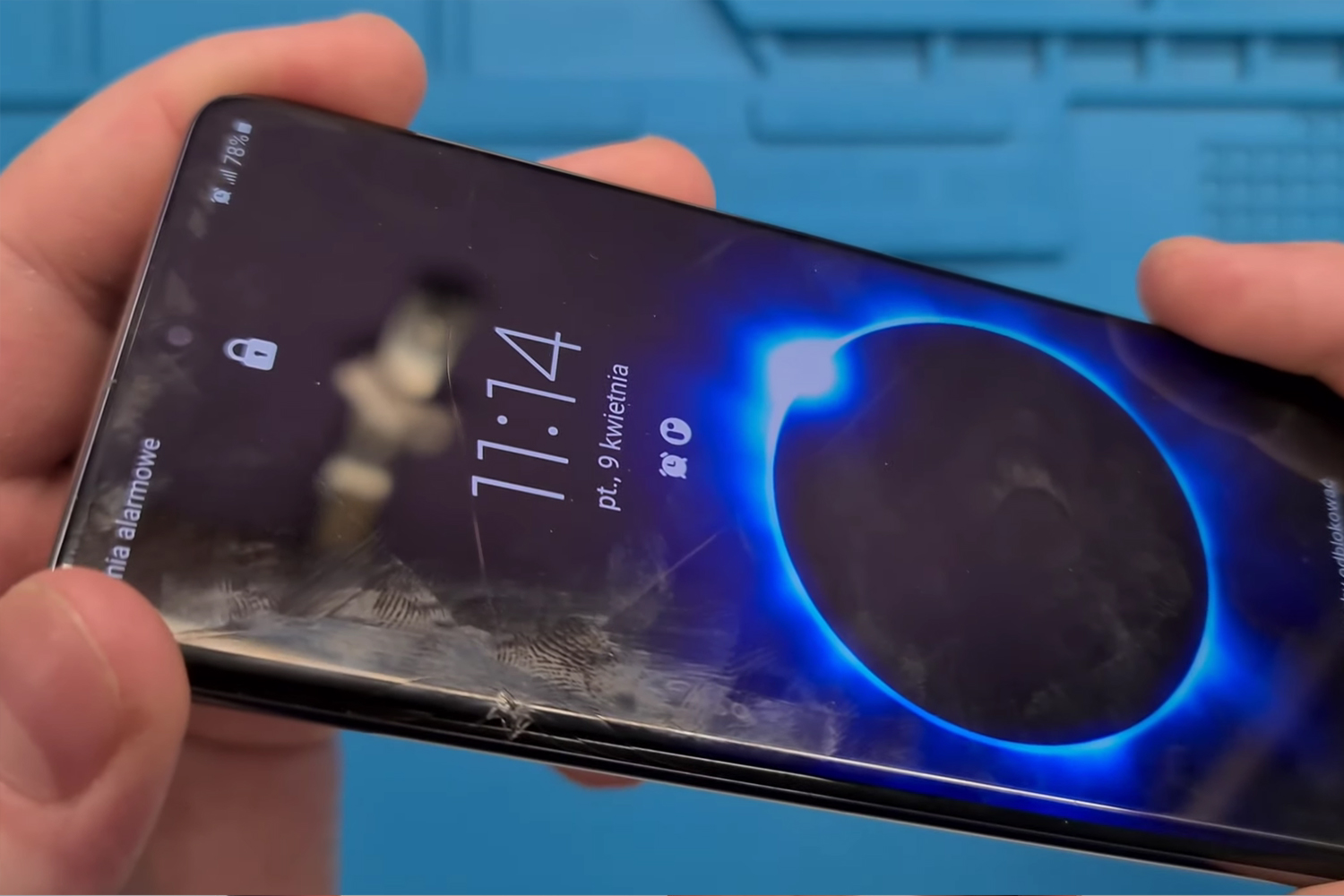 ep-kinh-samsung-galaxy-s20-dau-hieu