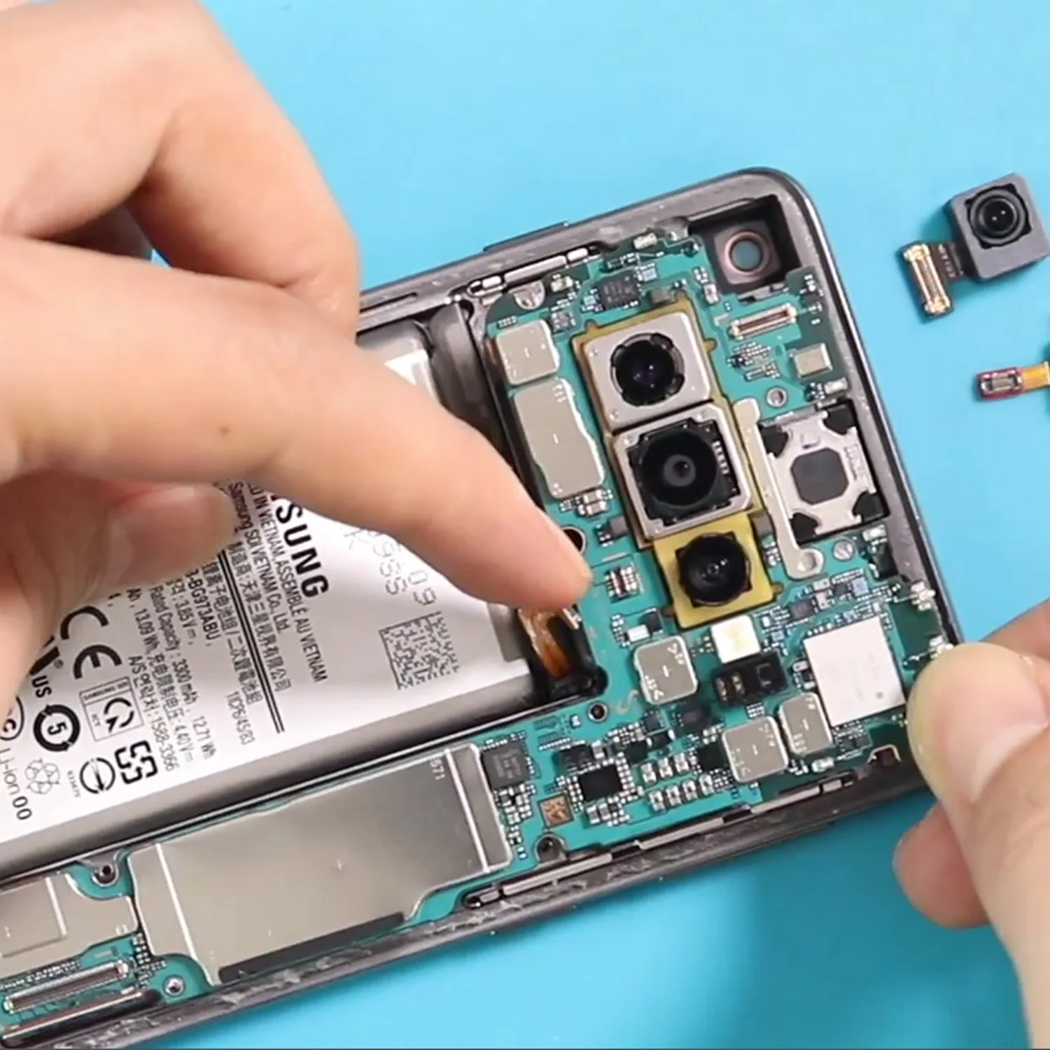 thay-camera-truoc-sau-samsung-galaxy-s10-slide3