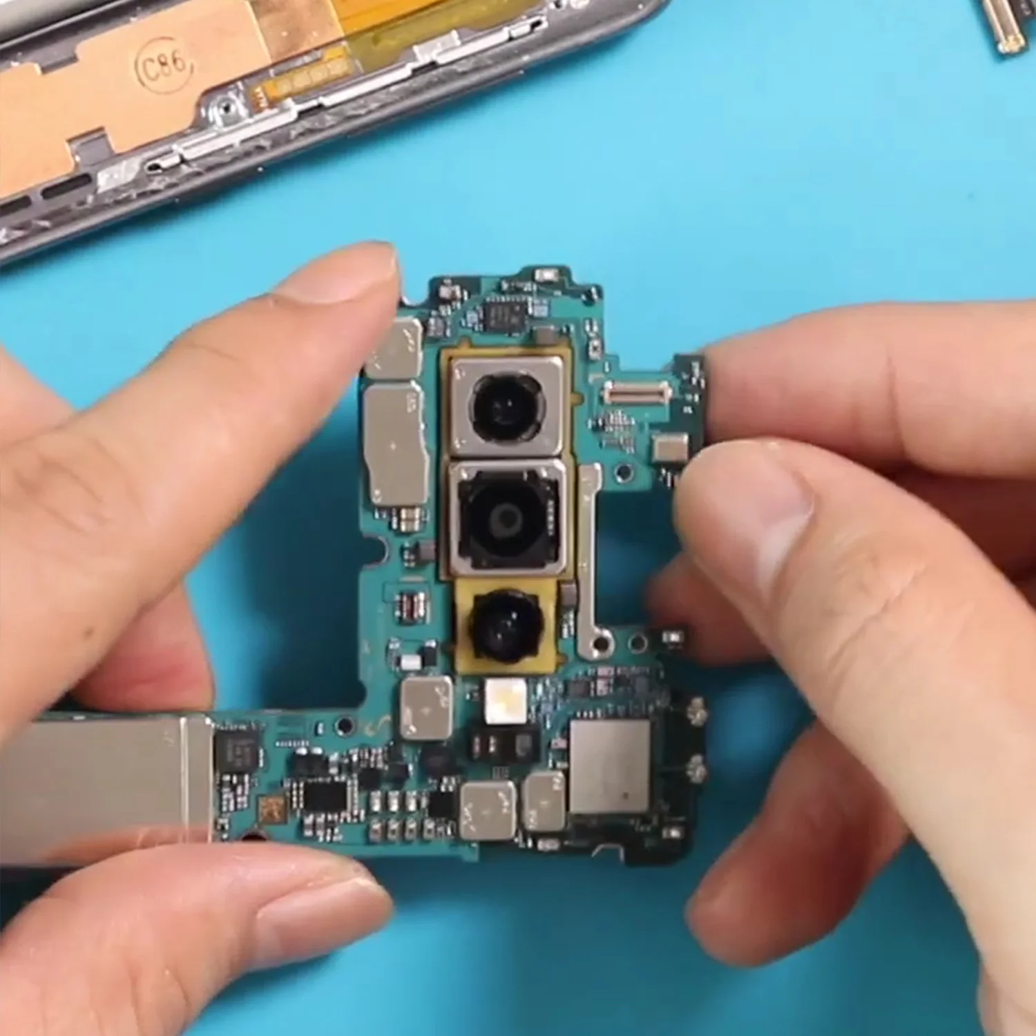 thay-camera-truoc-sau-samsung-galaxy-s10-slide5