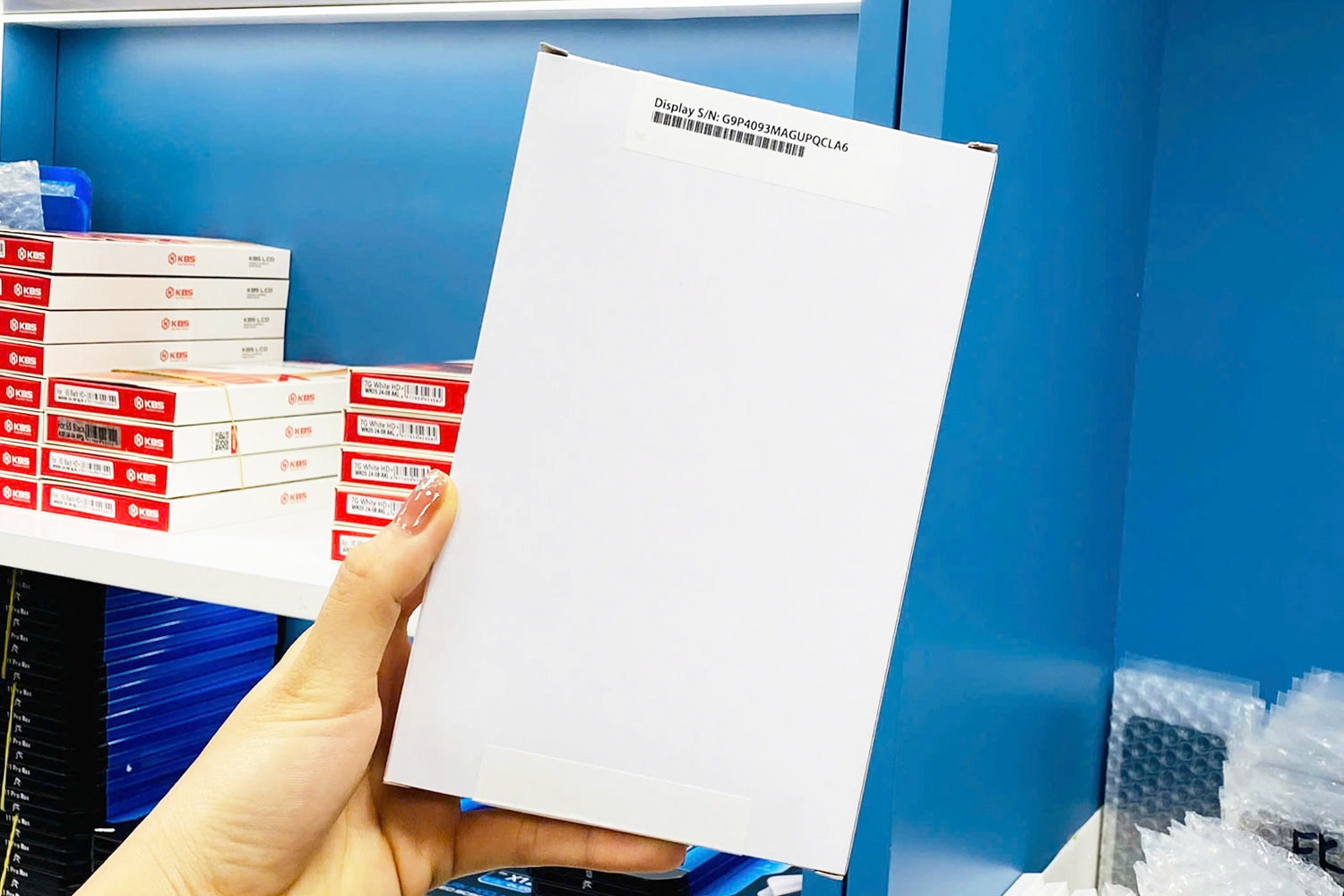 thay-man-hinh-iphone-13-pro-max-chinh-hang-thay-man-nao-1-1