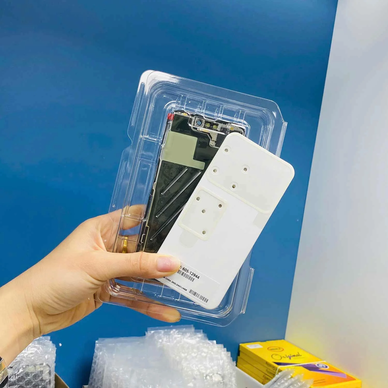 thay-man-hinh-iphone-15-chinh-hang-3