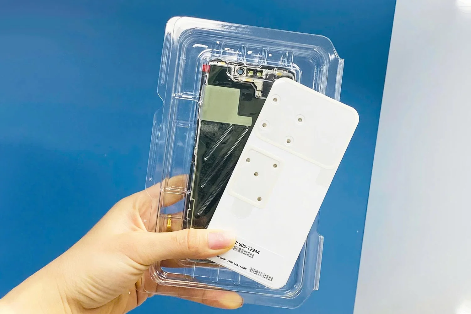 thay-man-hinh-iphone-15-pro-max-chinh-hang-thay-man-chinh-hang