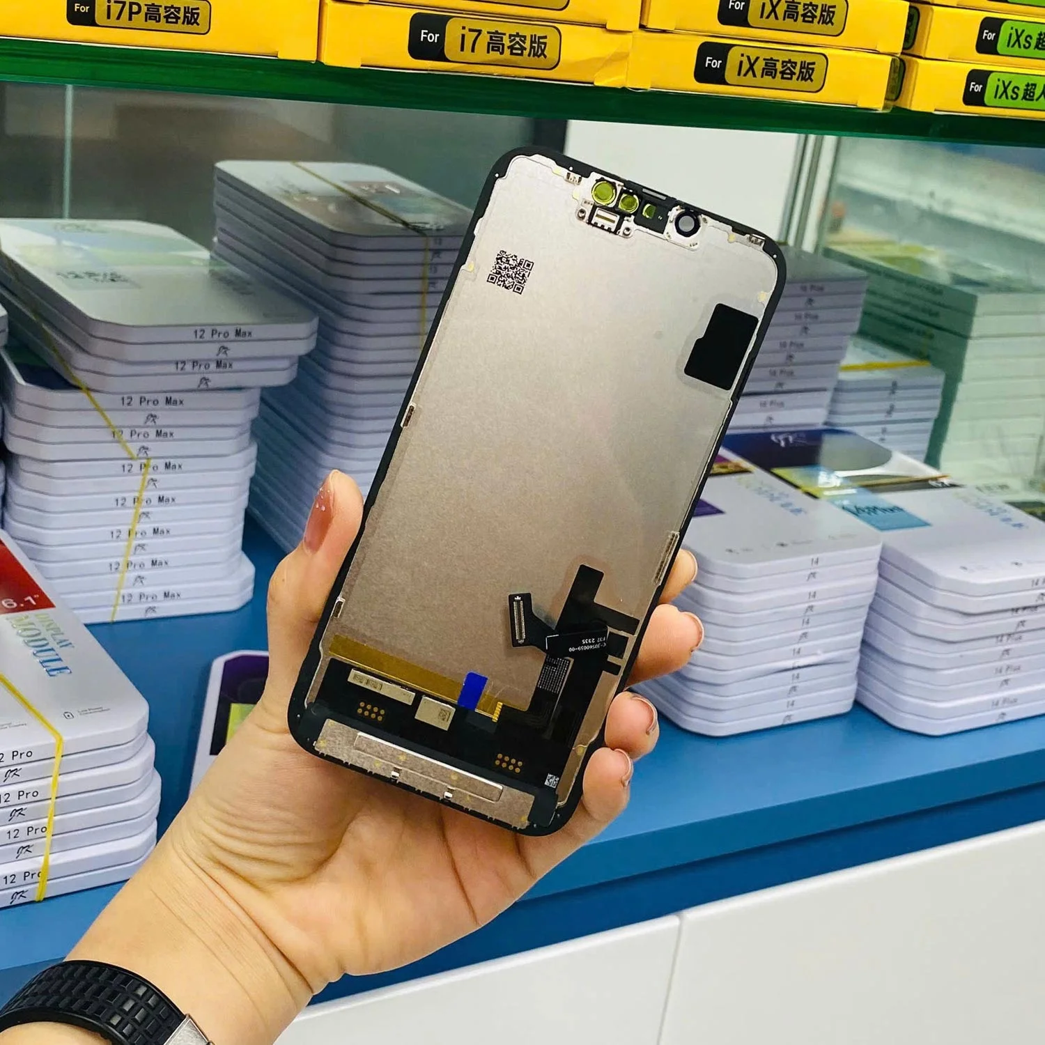 thay-man-hinh-iphone-16-plus-chinh-hang-4