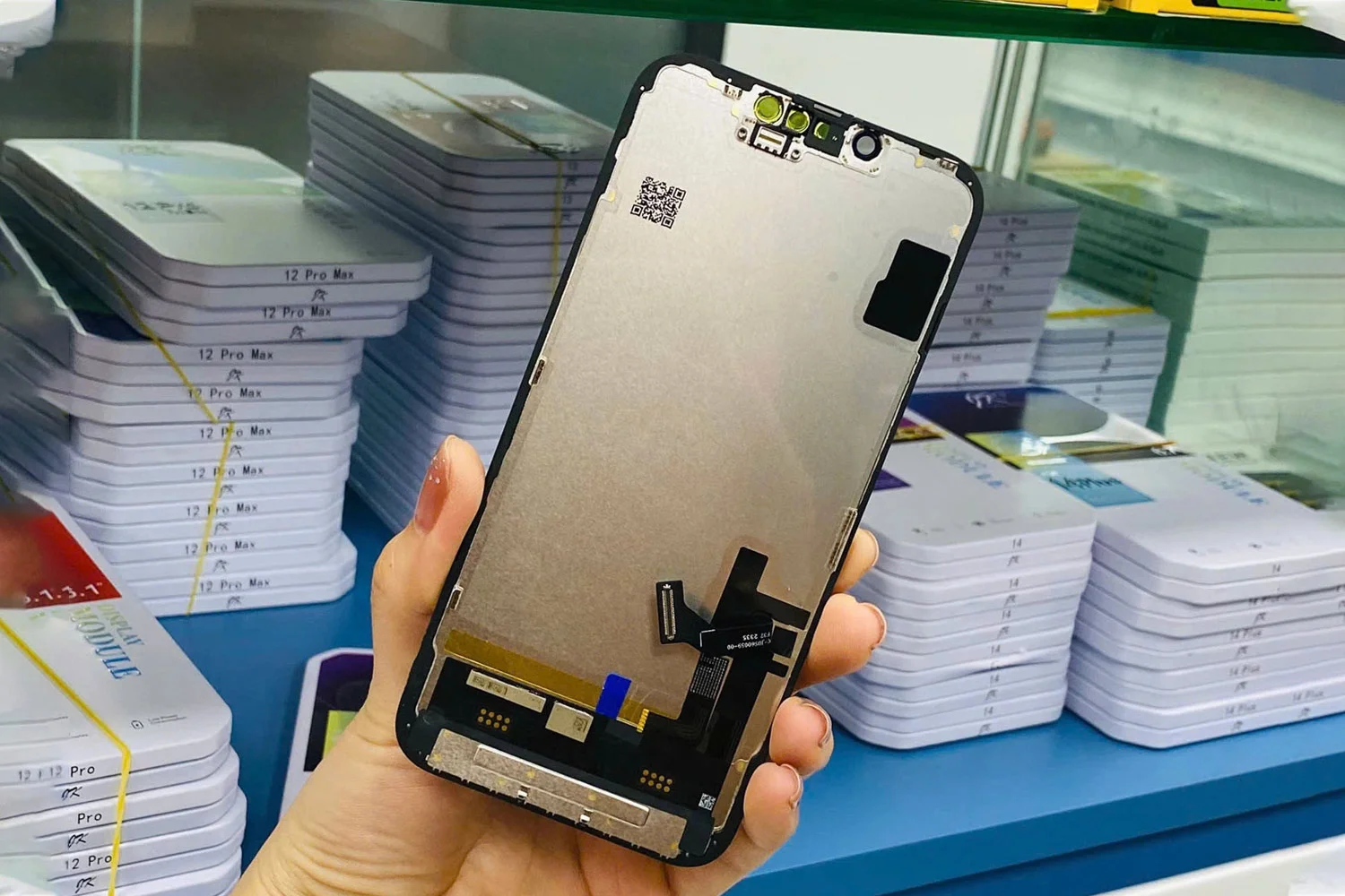 thay-man-hinh-iphone-16-plus-chinh-hang-chon-man-linh-kien