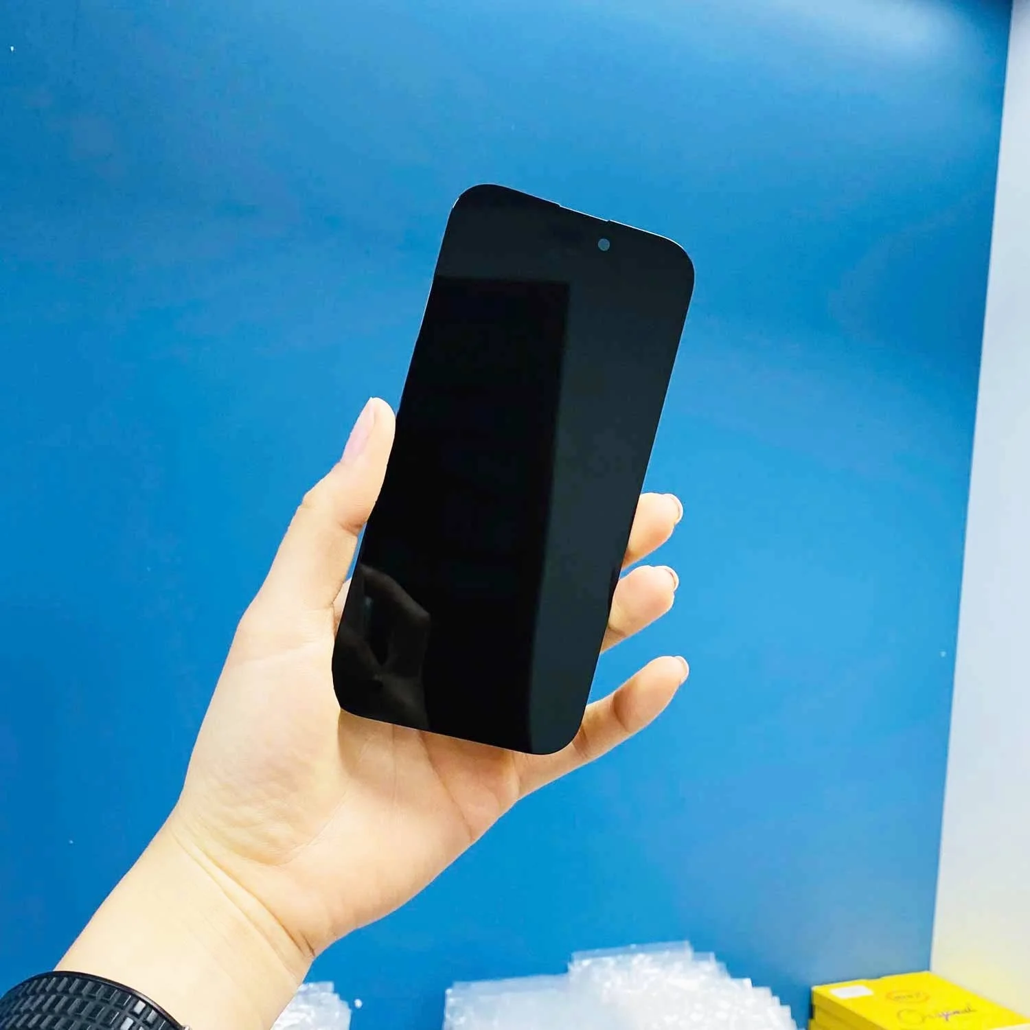 thay-man-hinh-iphone-17-chinh-hang-3