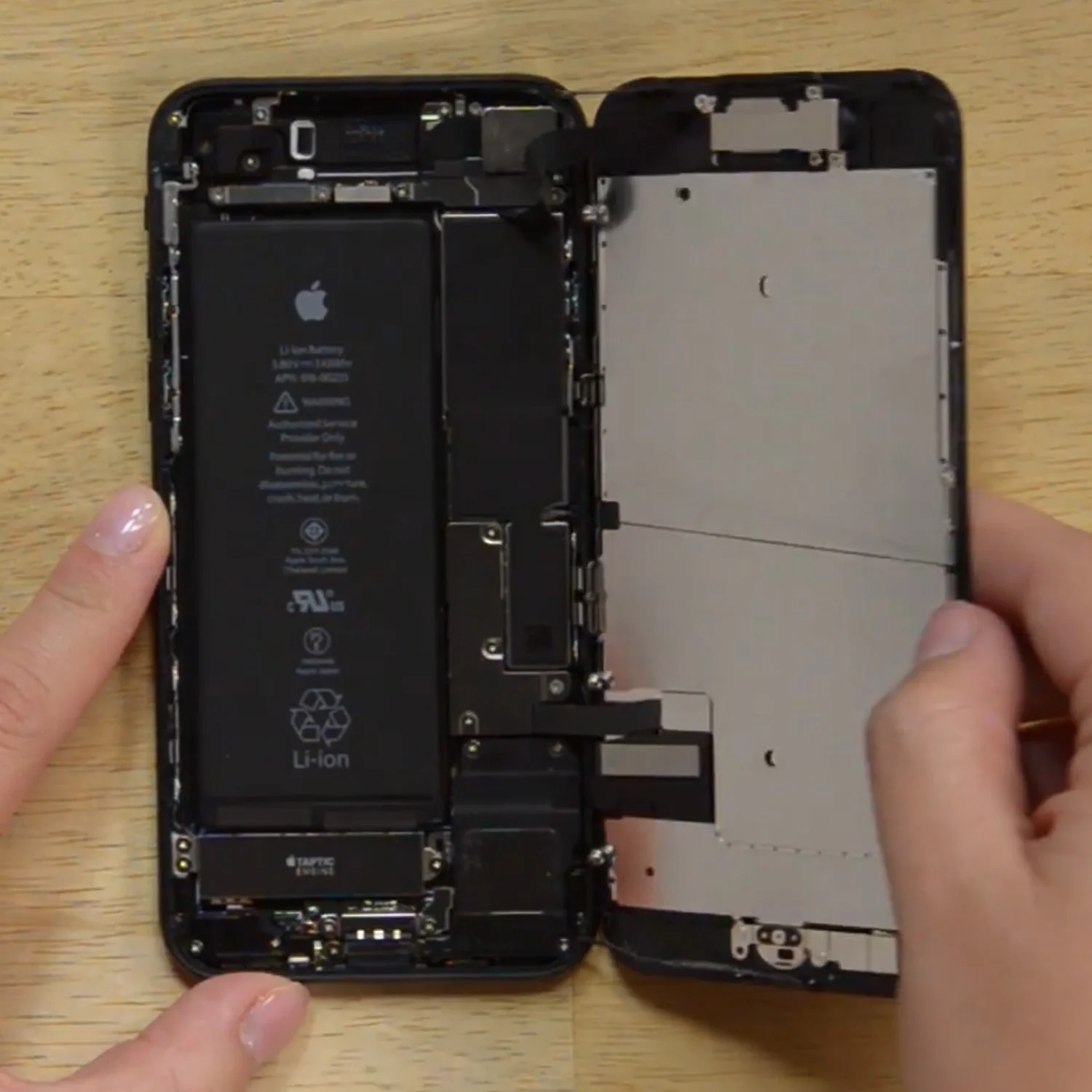 thay-man-hinh-iphone-7-chinh-hanghtml-4