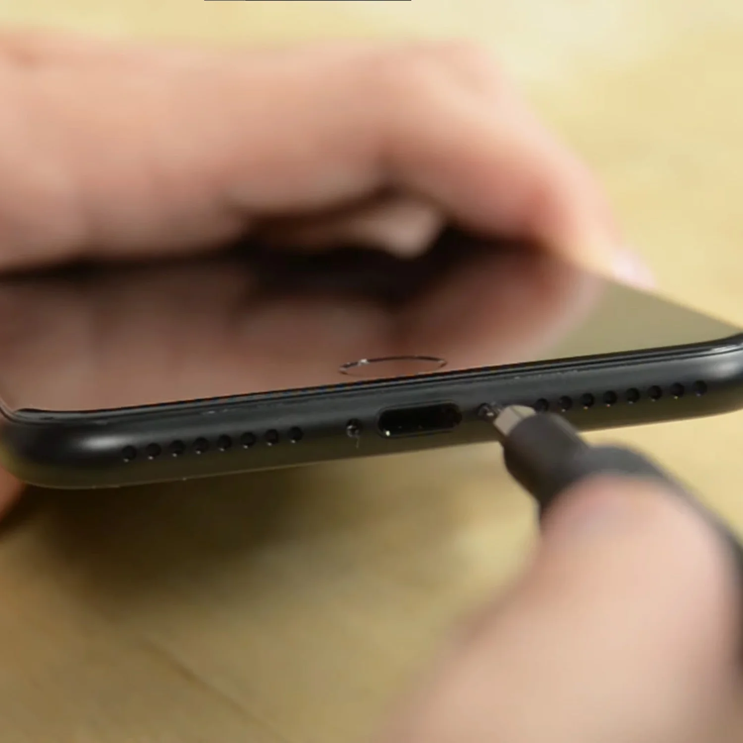 thay-man-hinh-iphone-7-plus-chinh-hanghtml-1