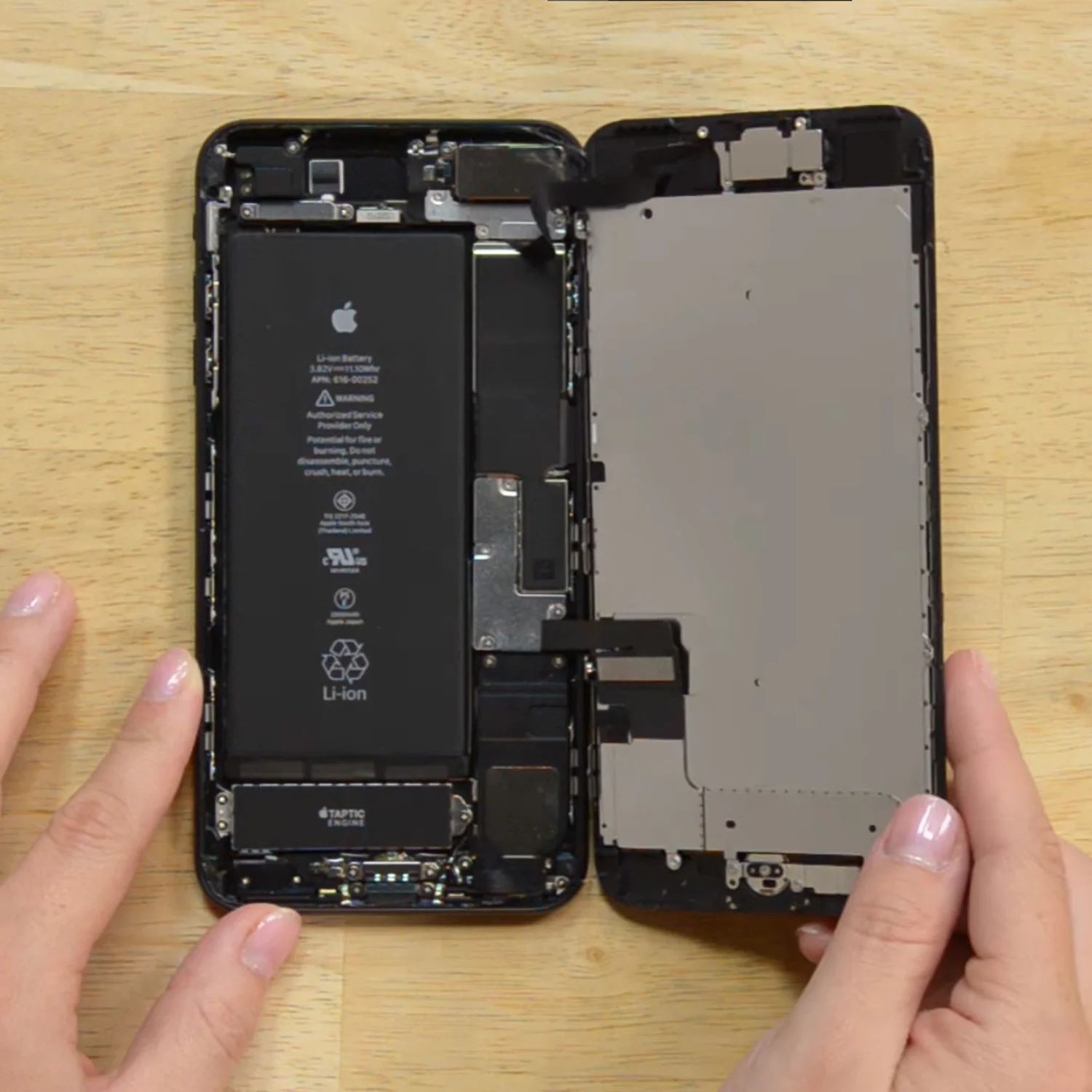 thay-man-hinh-iphone-7-plus-chinh-hanghtml-4