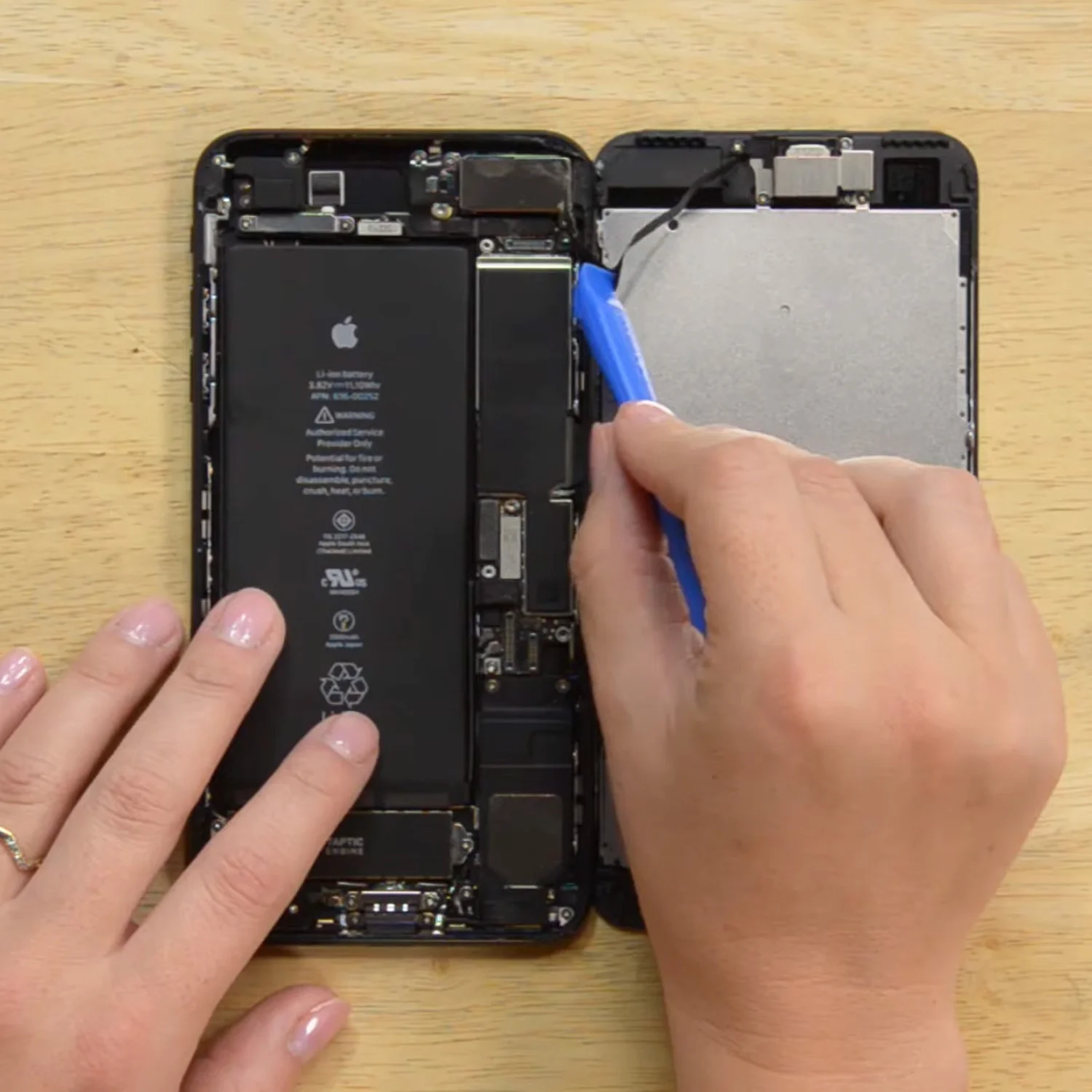 thay-man-hinh-iphone-7-plus-chinh-hanghtml-5