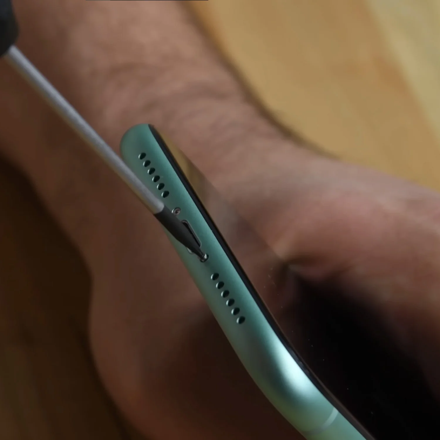 thay-mat-kinh-ep-kinh-iphone-11-chinh-hanghtml-1