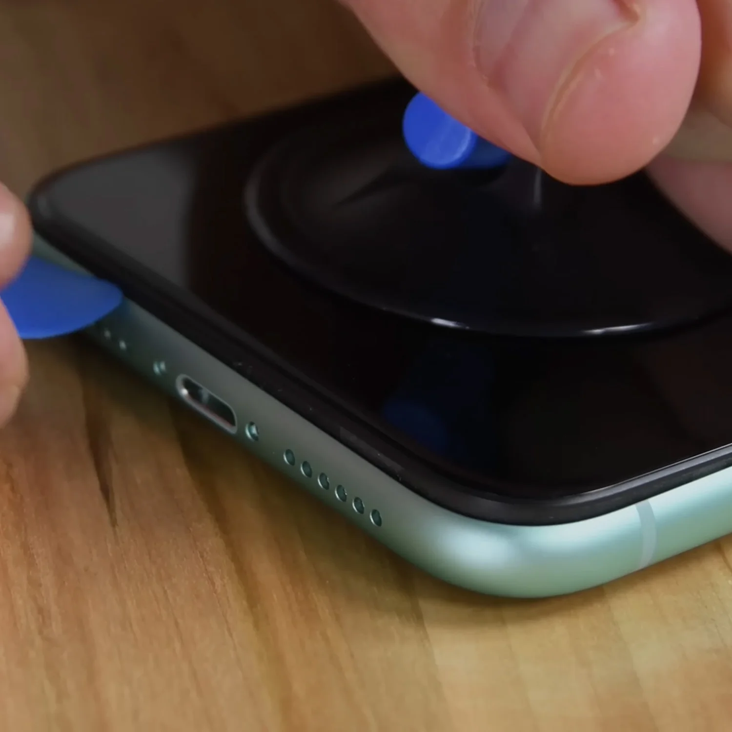 thay-mat-kinh-ep-kinh-iphone-11-chinh-hanghtml-2