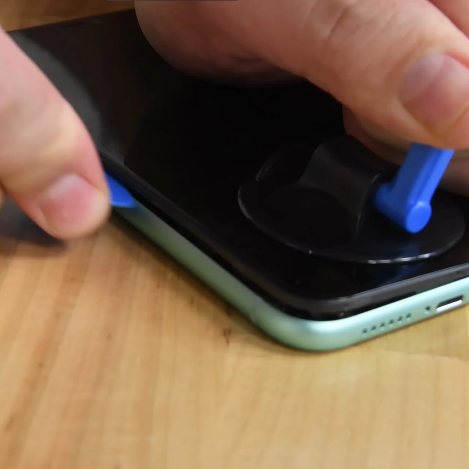 thay-mat-kinh-ep-kinh-iphone-11-chinh-hanghtml-3