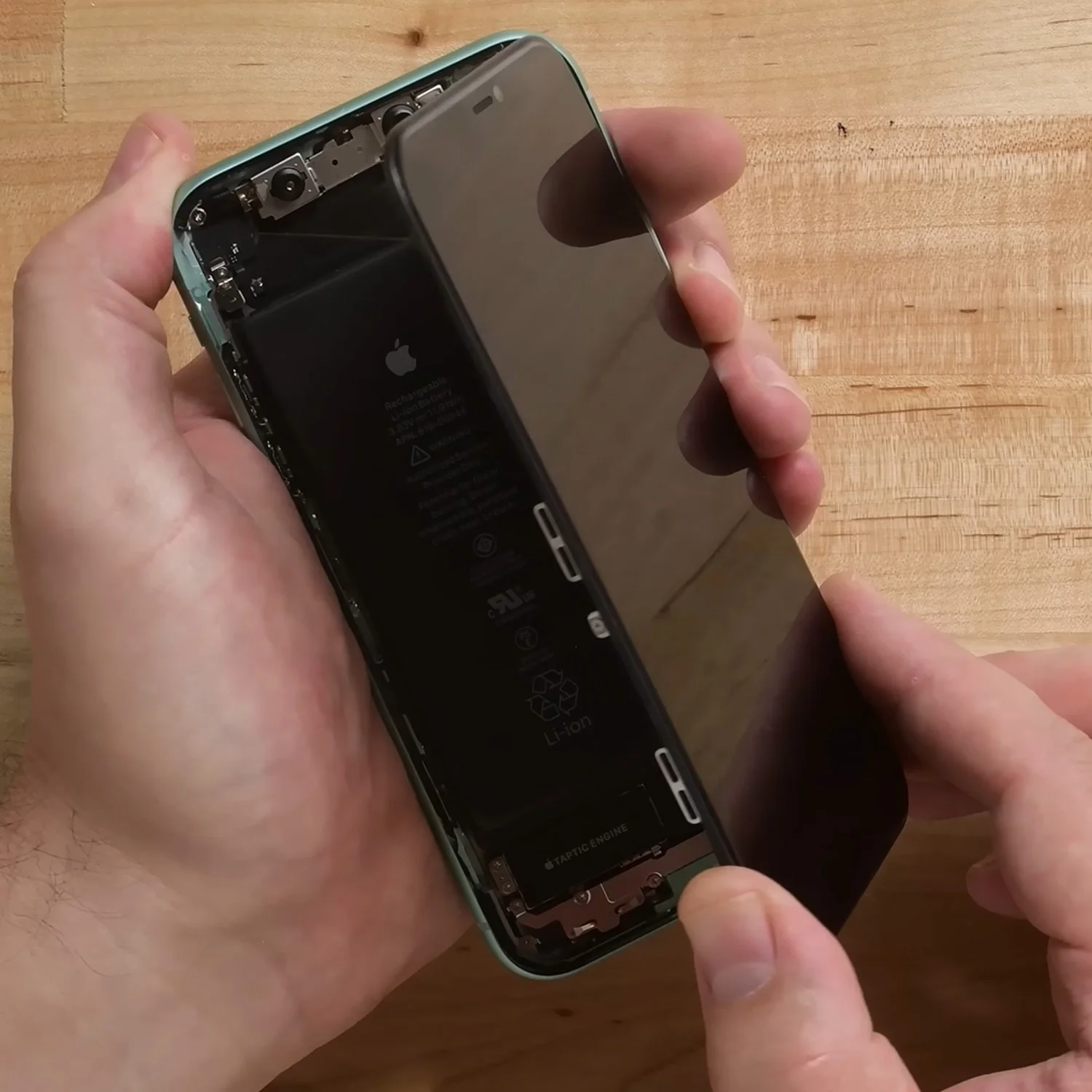 thay-mat-kinh-ep-kinh-iphone-11-chinh-hanghtml-4