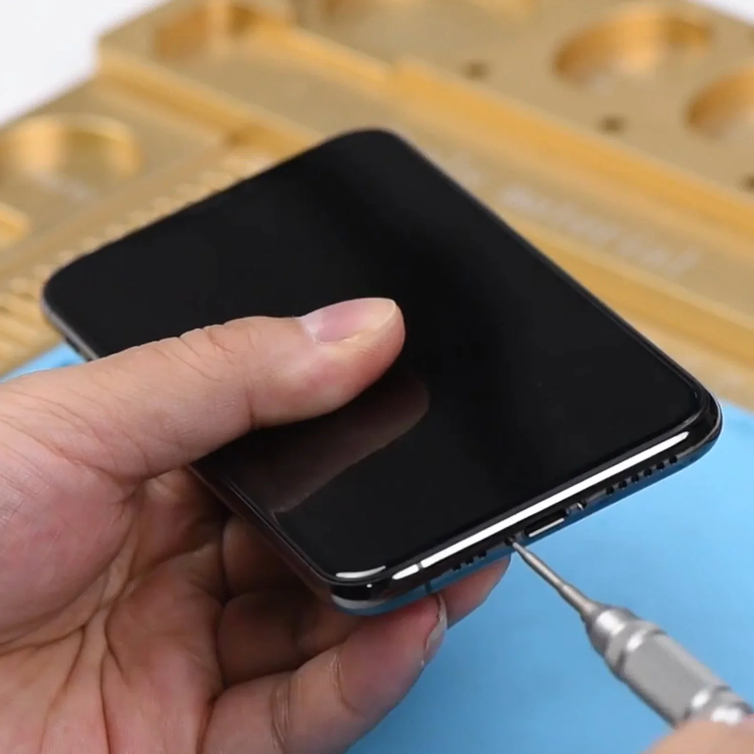 thay-mat-kinh-ep-kinh-iphone-11-pro-chinh-hanghtml-1