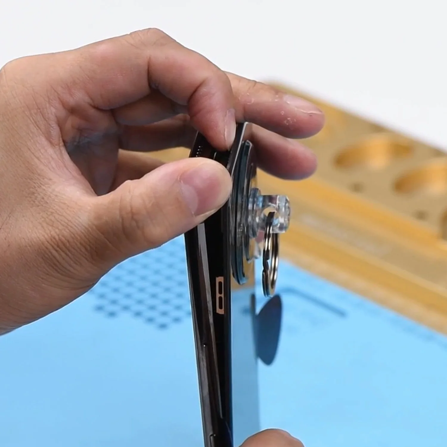 thay-mat-kinh-ep-kinh-iphone-11-pro-chinh-hanghtml-4