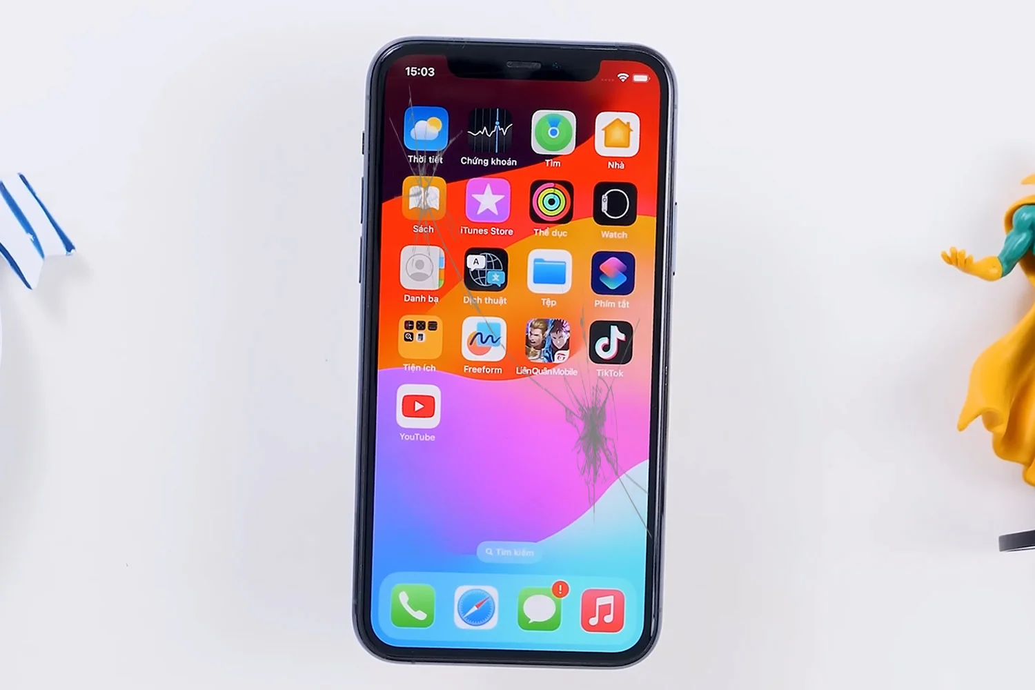 thay-mat-kinh-ep-kinh-iphone-11-pro-chinh-hang.html-thay-kinh