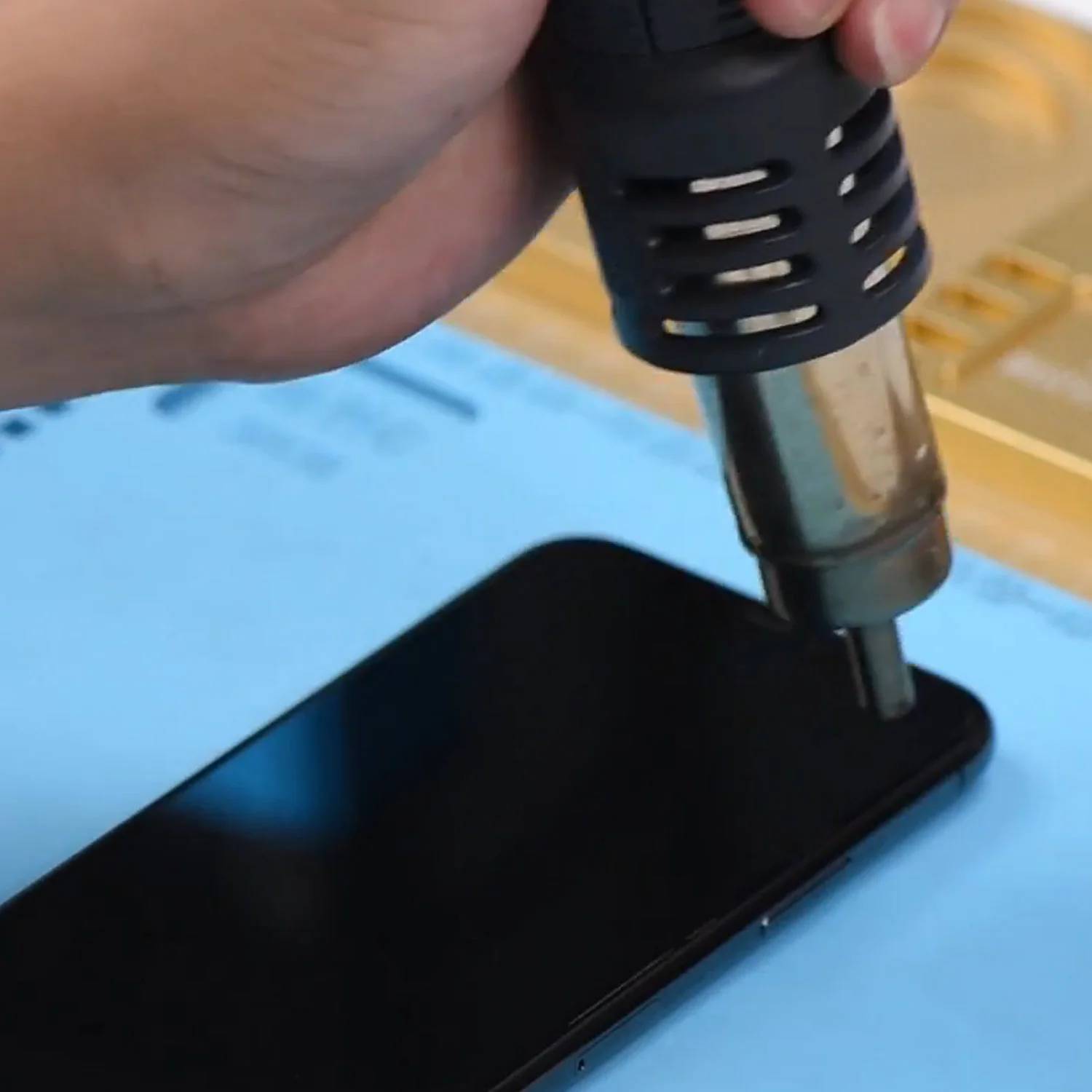 thay-mat-kinh-ep-kinh-iphone-11-pro-max-chinh-hanghtml-4