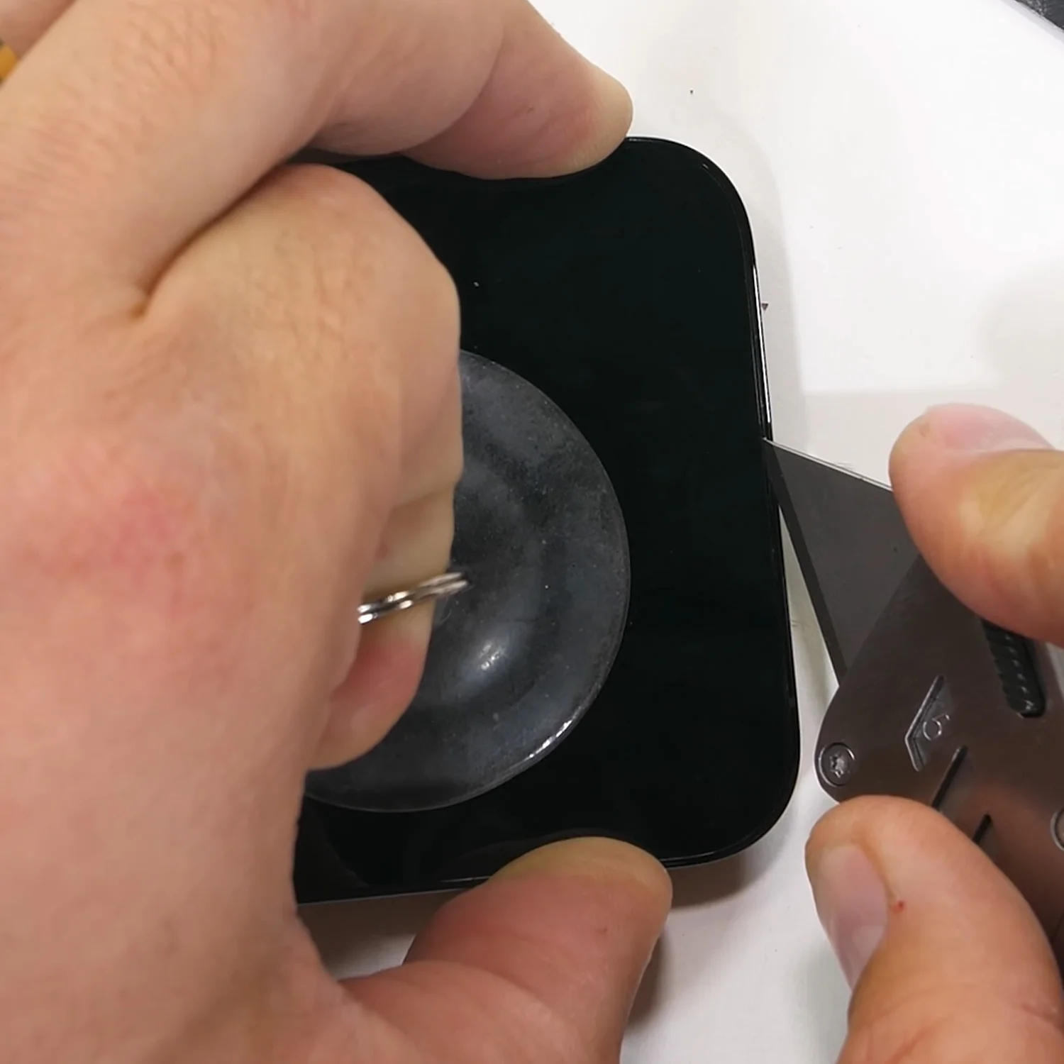 thay-mat-kinh-ep-kinh-iphone-12-chinh-hanghtml-2