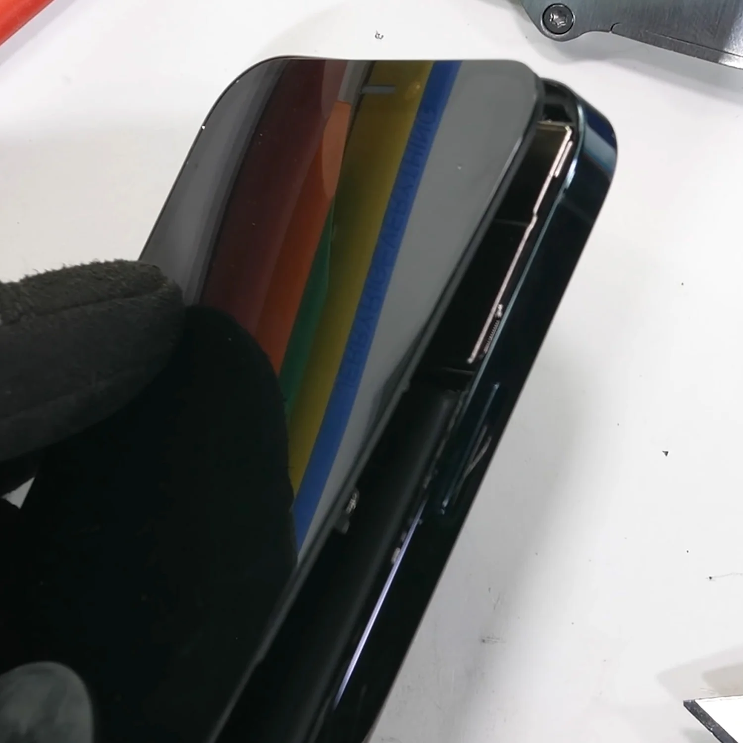 thay-mat-kinh-ep-kinh-iphone-12-chinh-hanghtml-3