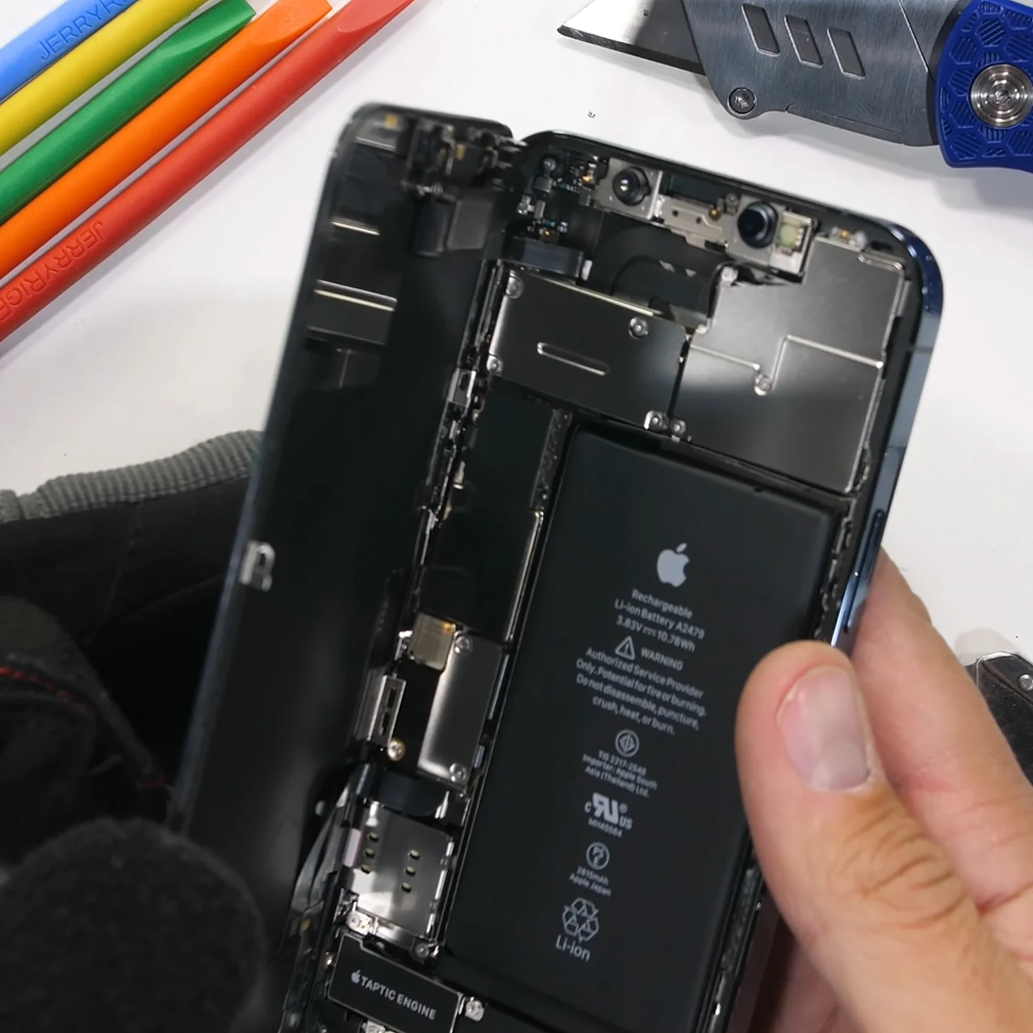 thay-mat-kinh-ep-kinh-iphone-12-chinh-hanghtml-4