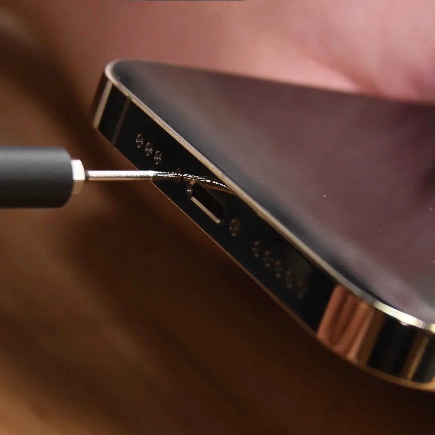 thay-mat-kinh-ep-kinh-iphone-12-pro-chinh-hanghtml-1