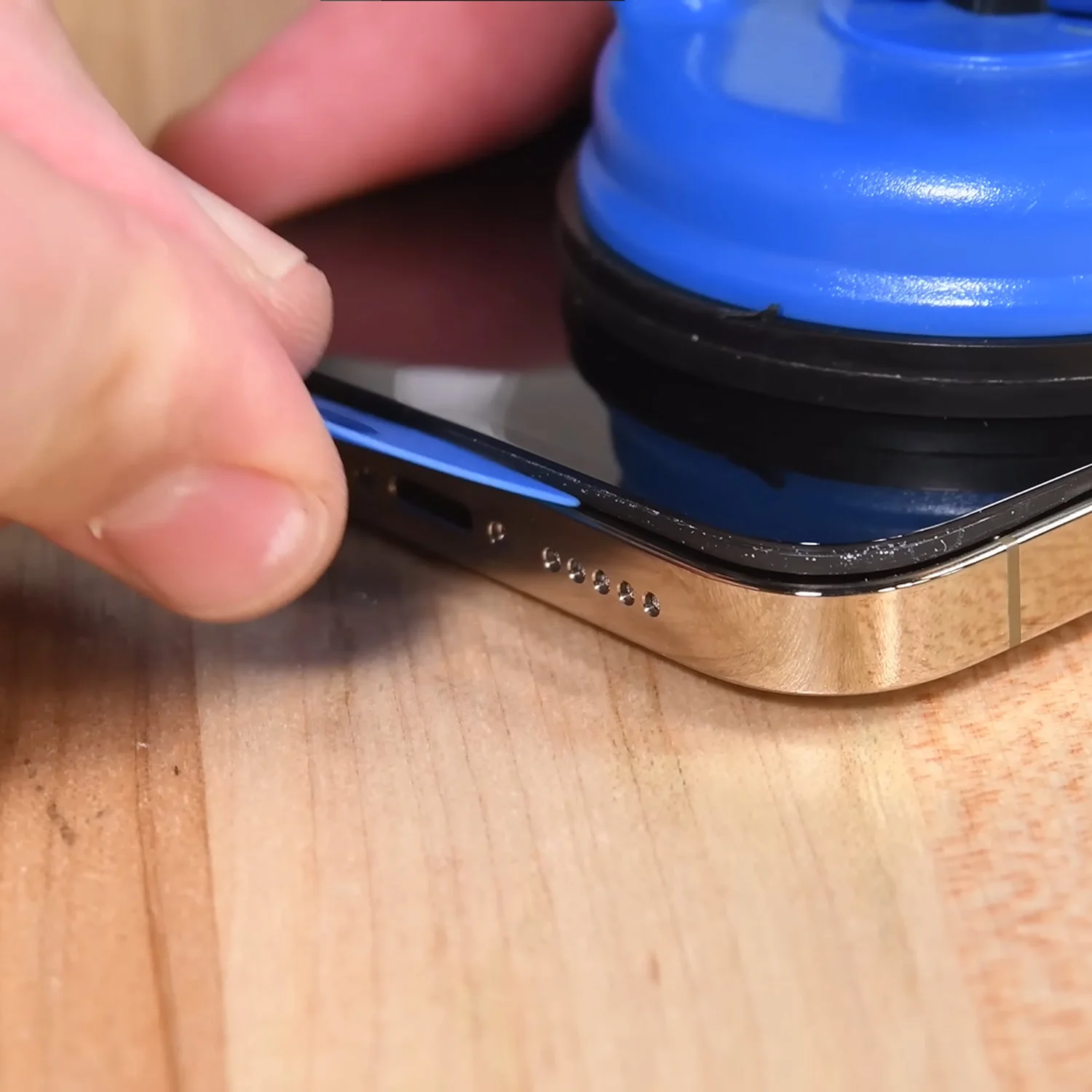 thay-mat-kinh-ep-kinh-iphone-12-pro-chinh-hanghtml-2