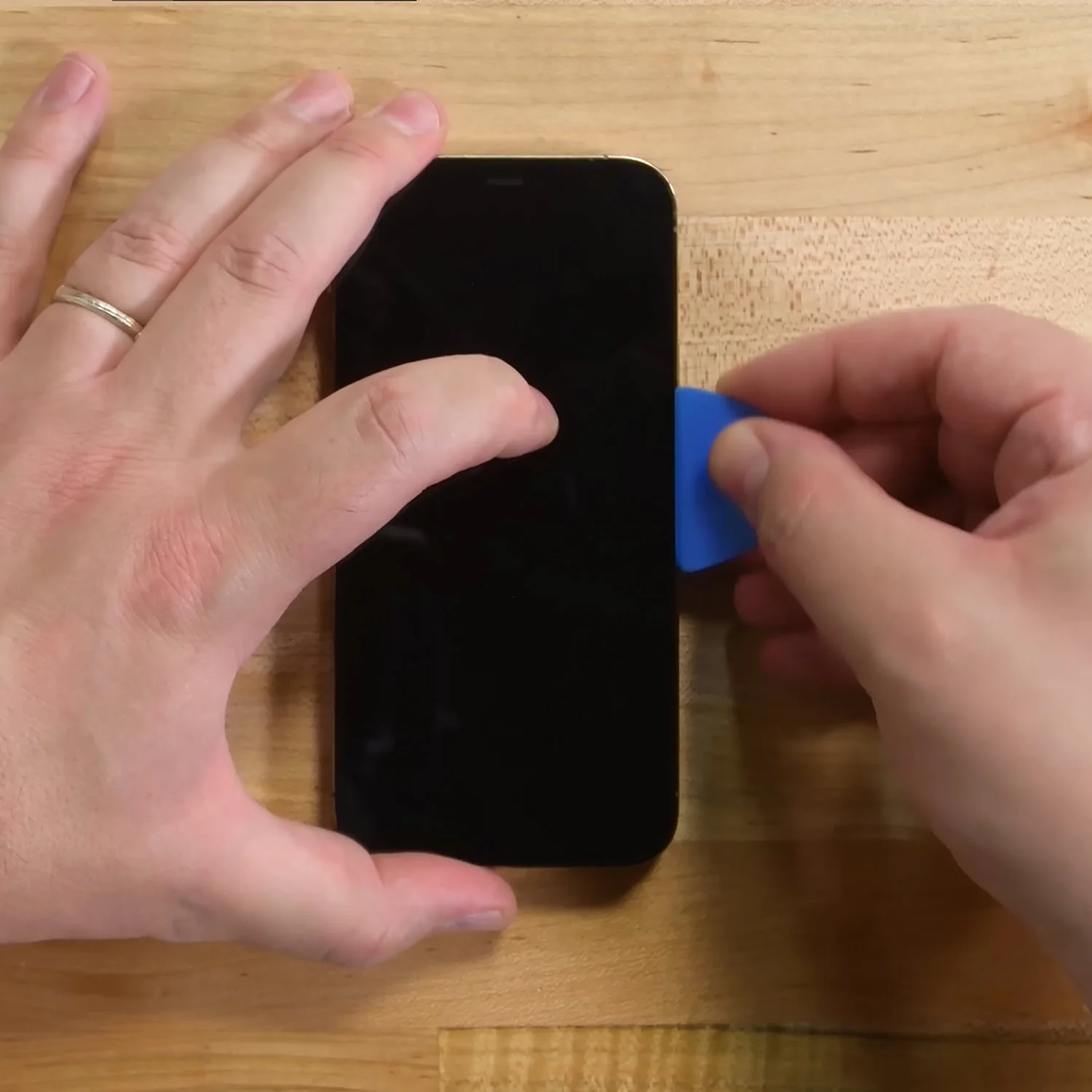 thay-mat-kinh-ep-kinh-iphone-12-pro-chinh-hanghtml-3