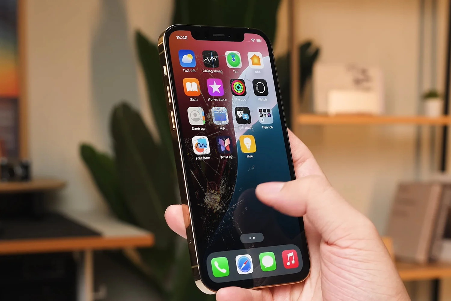 thay-mat-kinh-ep-kinh-iphone-12-pro-chinh-hang.html-thay-kinh-1