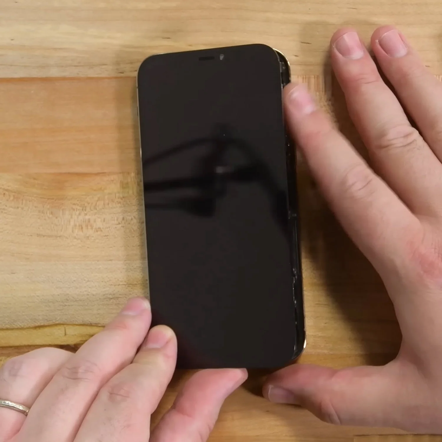 thay-mat-kinh-ep-kinh-iphone-12-pro-chinh-hanghtml4