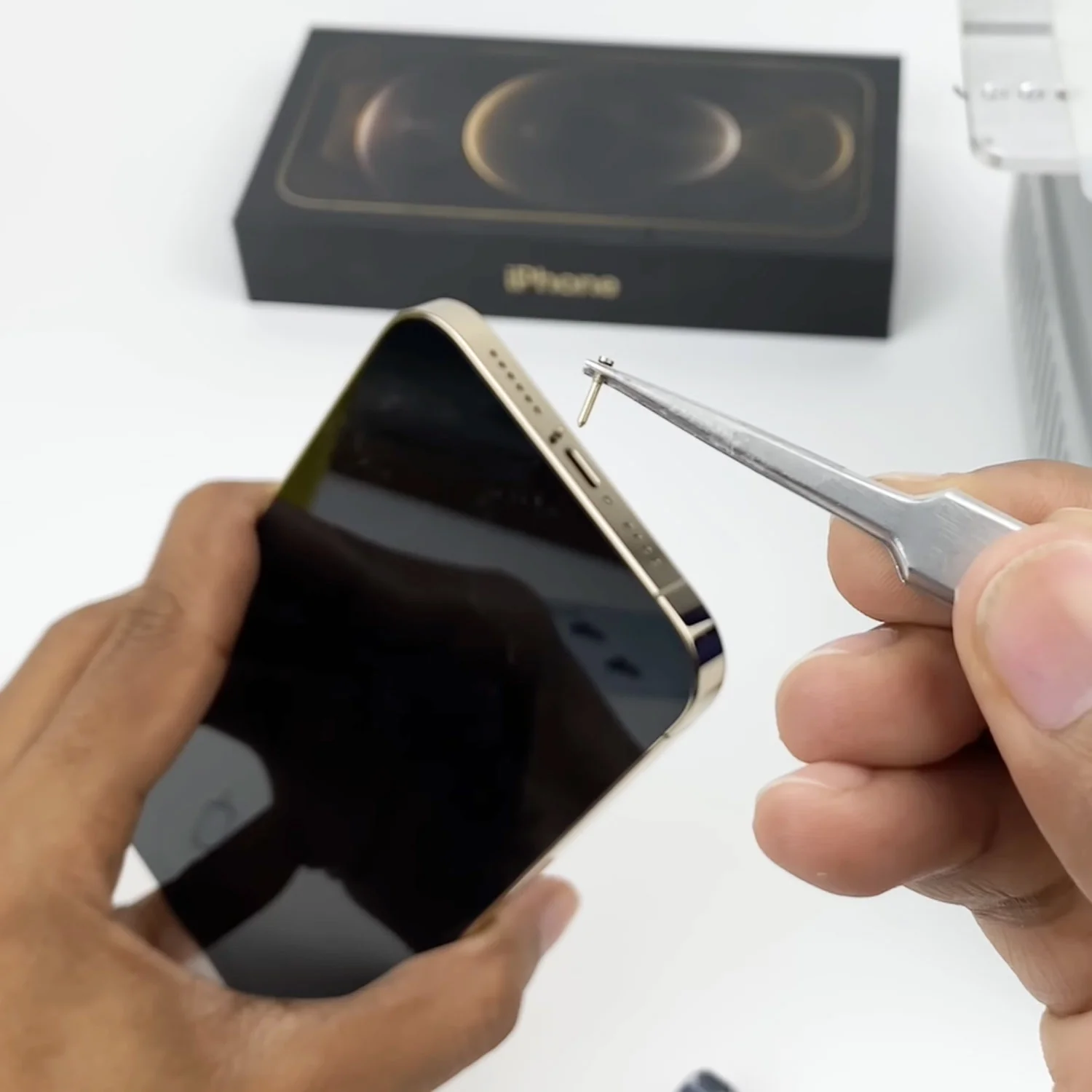 thay-mat-kinh-ep-kinh-iphone-12-pro-max-chinh-hanghtml-1-1