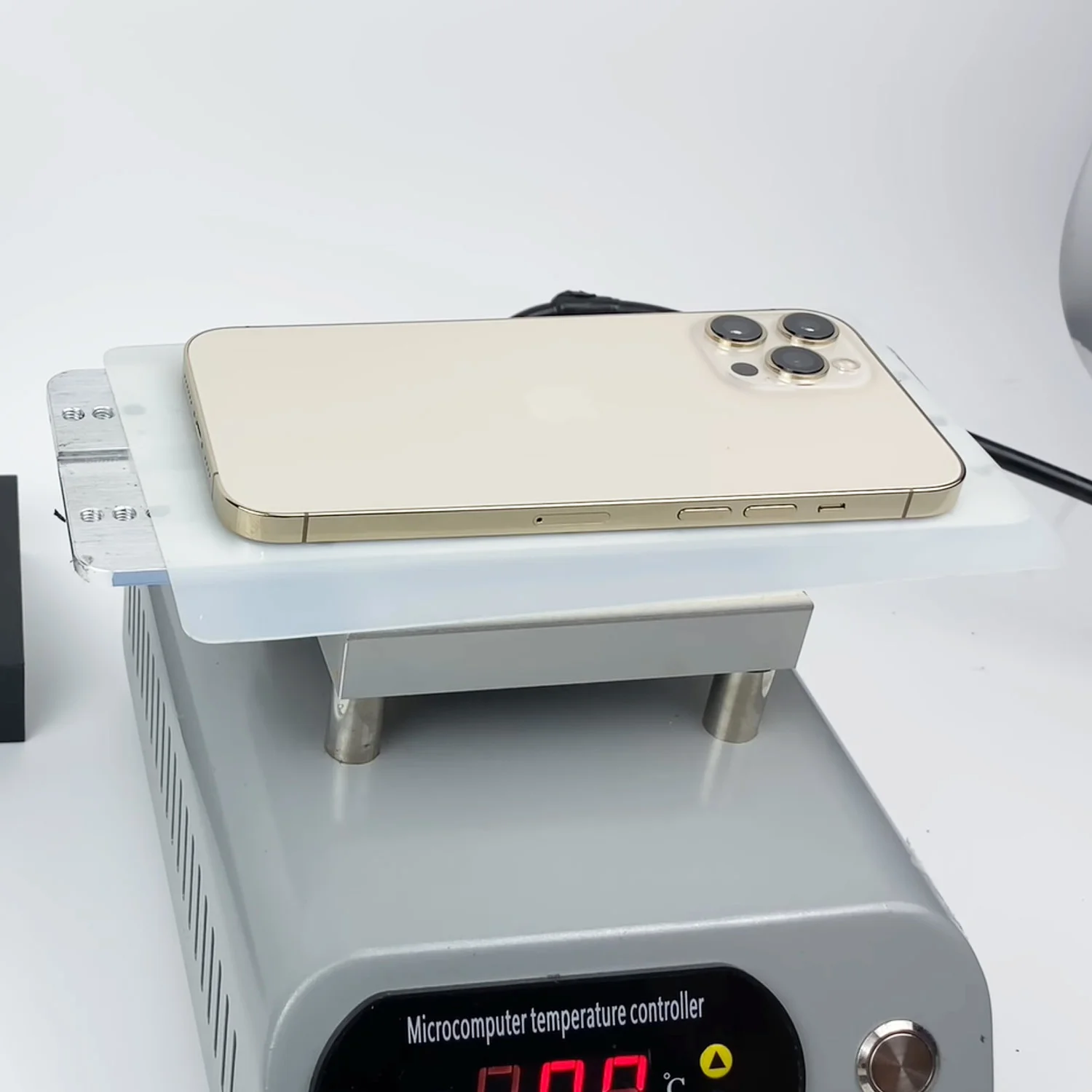 thay-mat-kinh-ep-kinh-iphone-12-pro-max-chinh-hanghtml-2