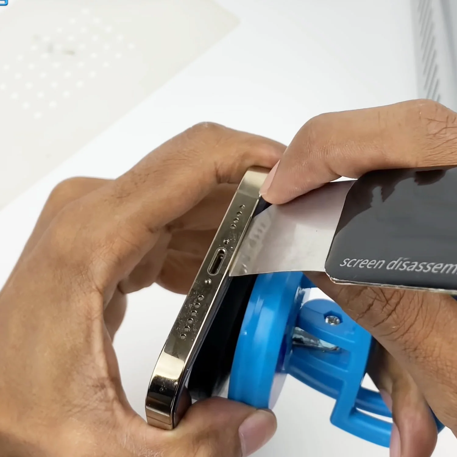 thay-mat-kinh-ep-kinh-iphone-12-pro-max-chinh-hanghtml-3