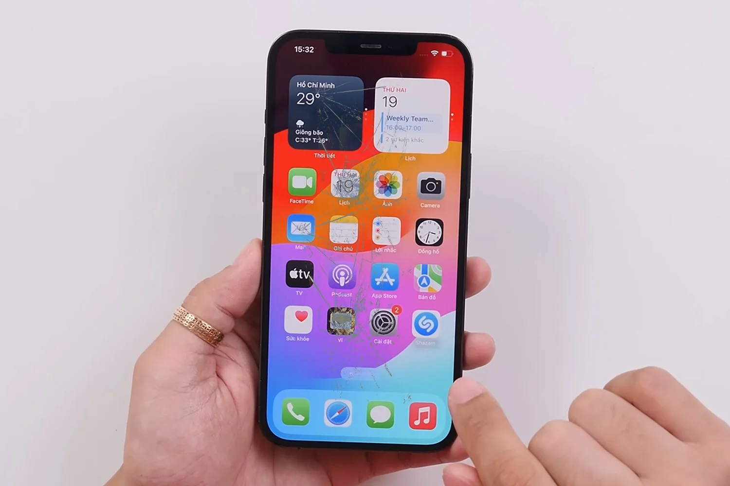 thay-mat-kinh-ep-kinh-iphone-12-pro-max-chinh-hang.html-thay-kinh