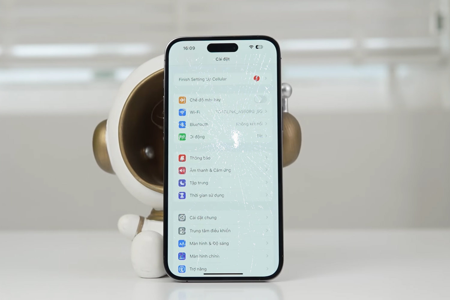 thay-mat-kinh-ep-kinh-iphone-14-pro-max-chinh-hang.html-thay-kinh