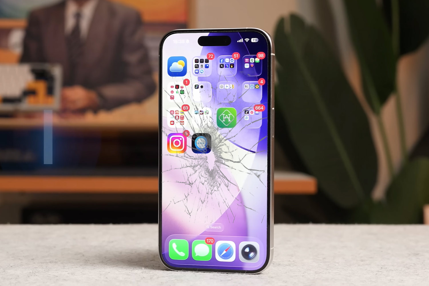 thay-mat-kinh-ep-kinh-iphone-15-pro-chinh-hang.html-thay-kinh