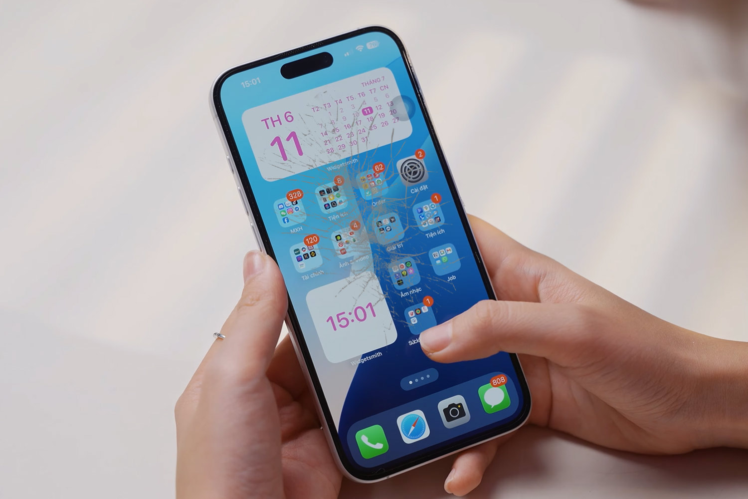 thay-mat-kinh-ep-kinh-iphone-16-plus-chinh-hang.html-thay-kinh