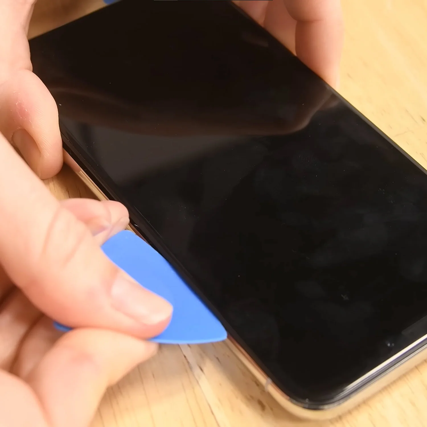 thay-mat-kinh-ep-kinh-iphone-xs-chinh-hanghtml-4