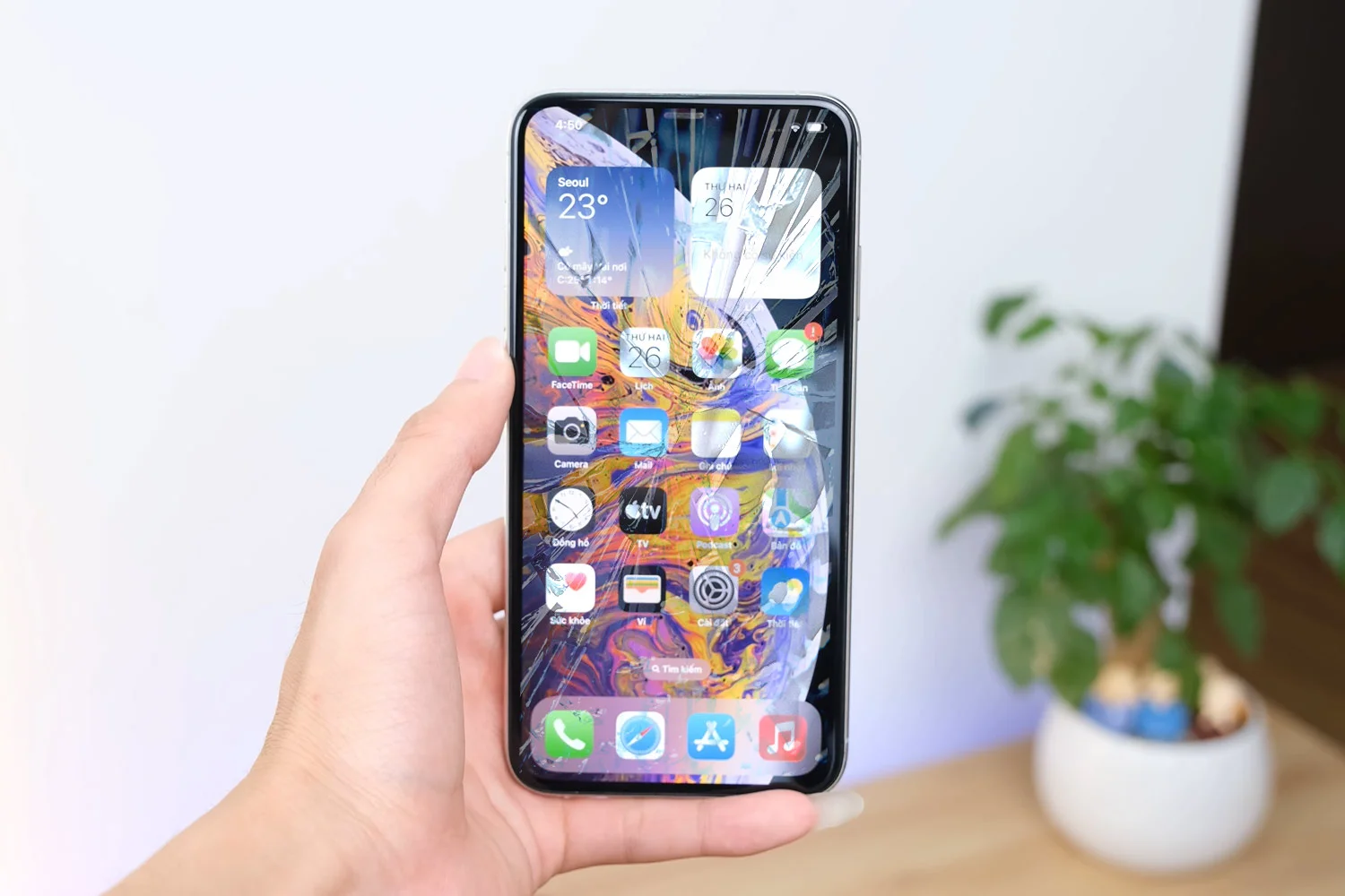 thay-mat-kinh-ep-kinh-iphone-xs-max-chinh-hang.html-thay-kinh