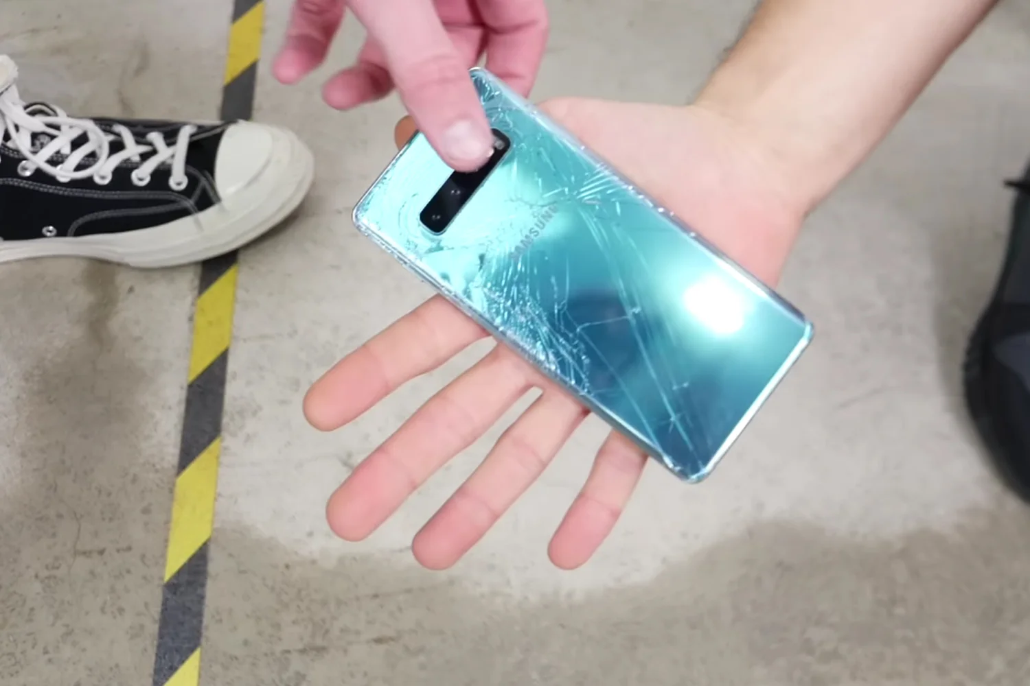 thay-mat-kinh-sau-samsung-galaxy-s10-nguyen-nhan