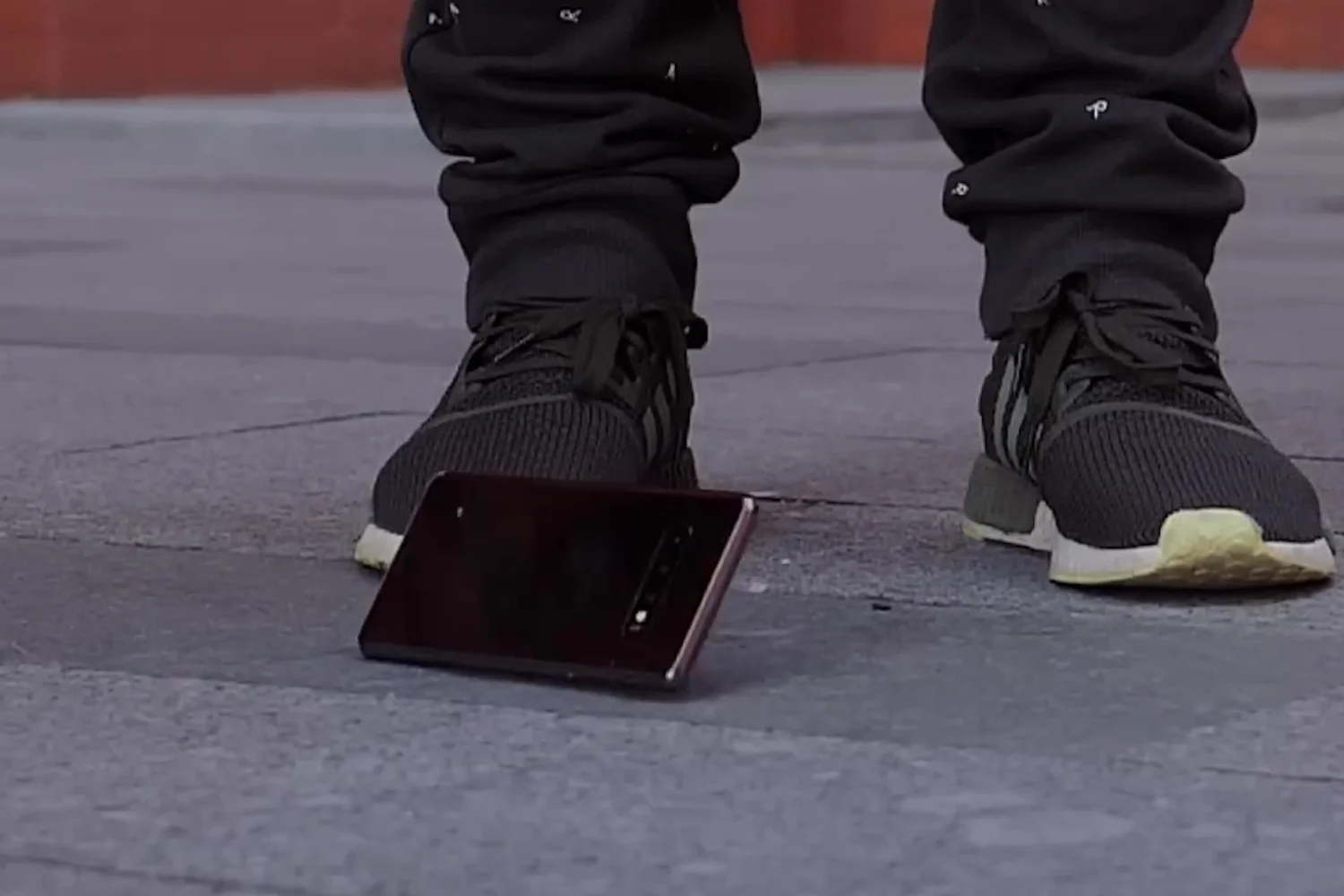 thay-mat-kinh-sau-samsung-galaxy-s10-plus-nguyen-nhan