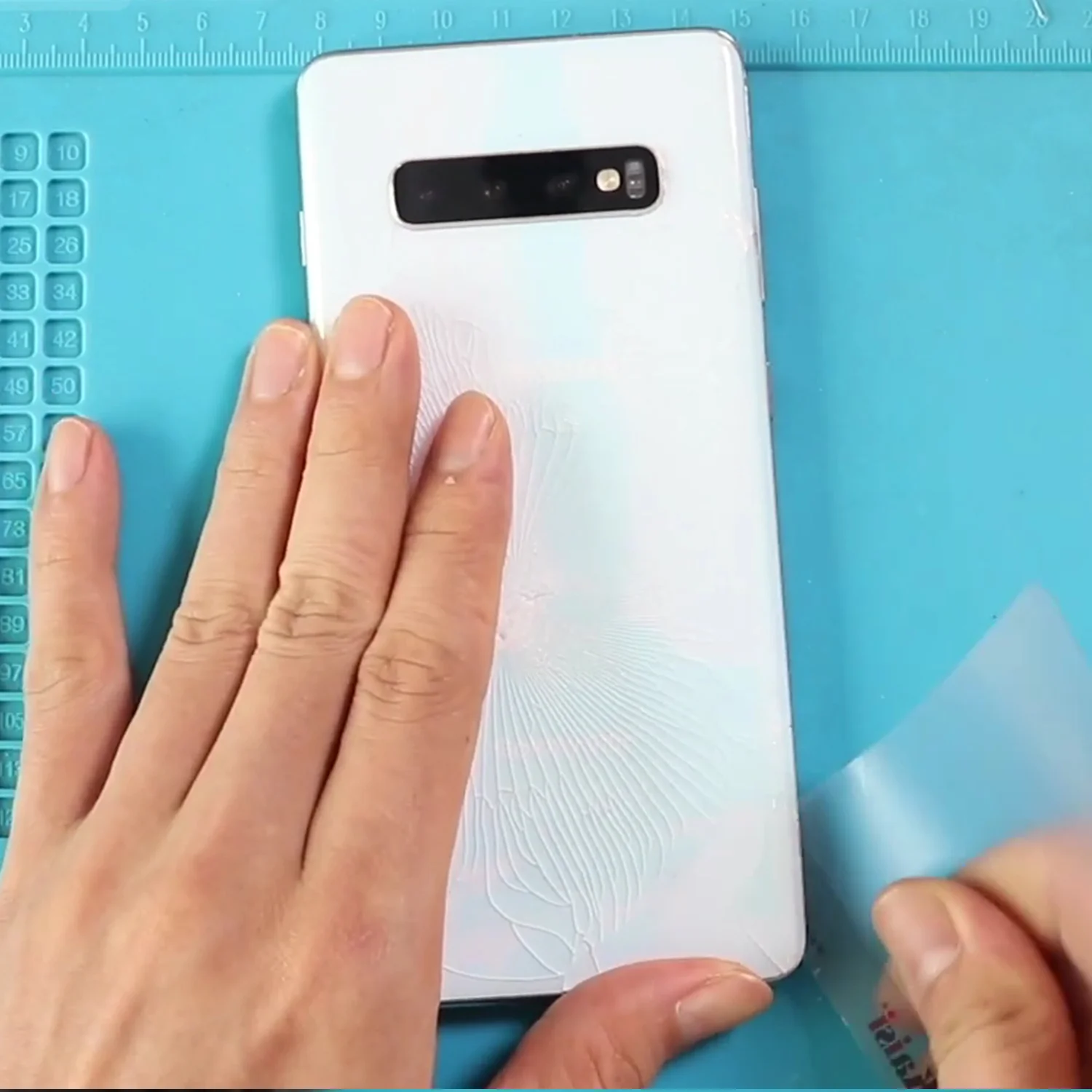 thay-mat-kinh-sau-samsung-galaxy-s10-plus-slide3