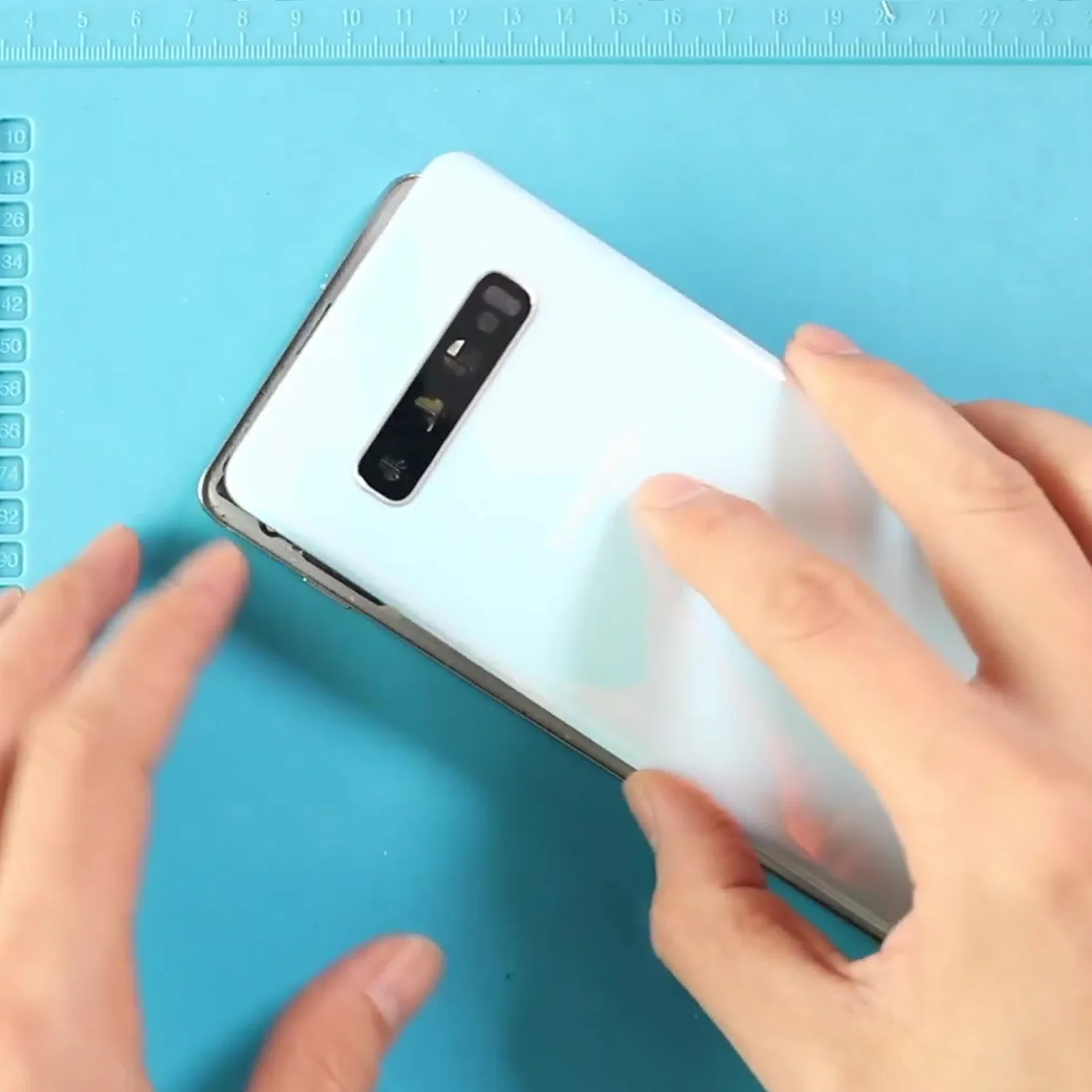 thay-mat-kinh-sau-samsung-galaxy-s10-plus-slide4