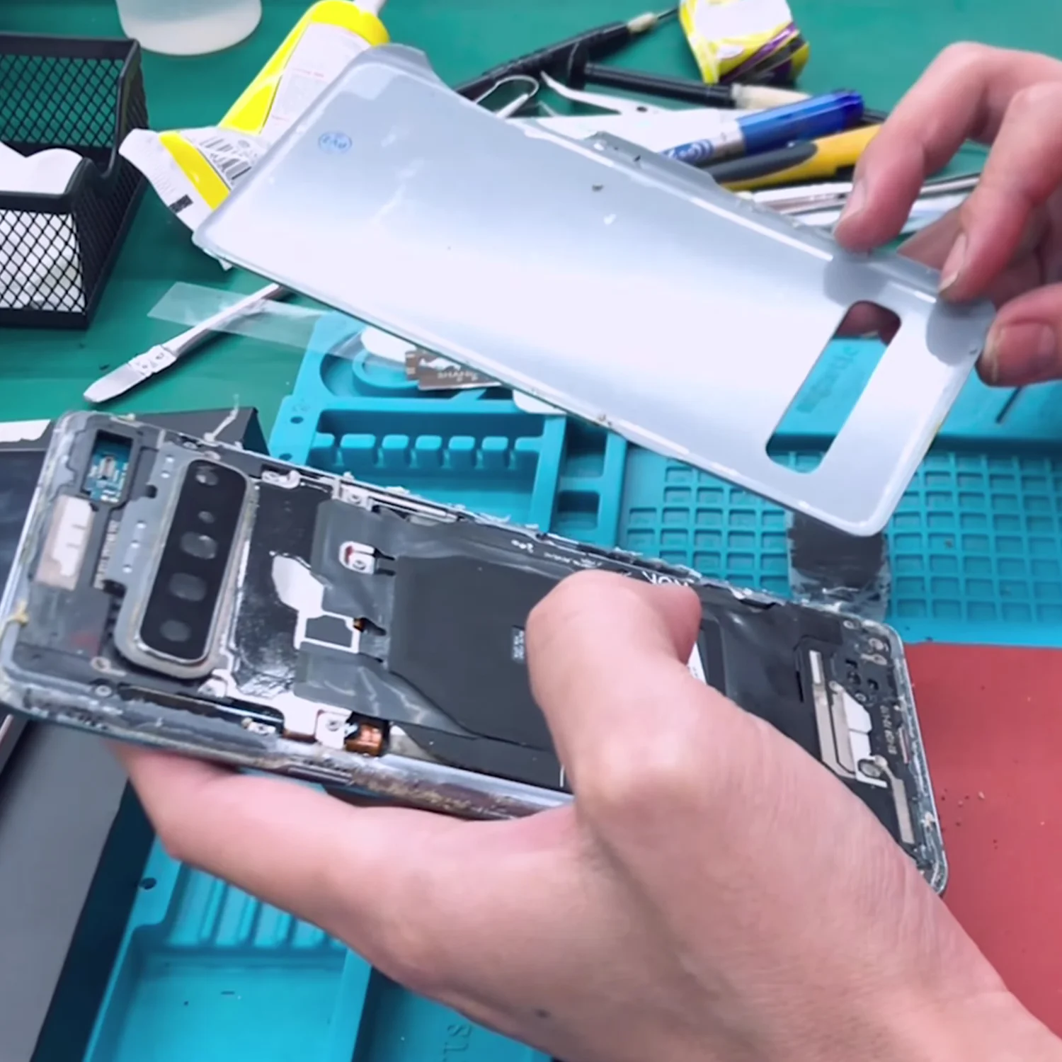 thay-mat-kinh-sau-samsung-galaxy-s10-slide3