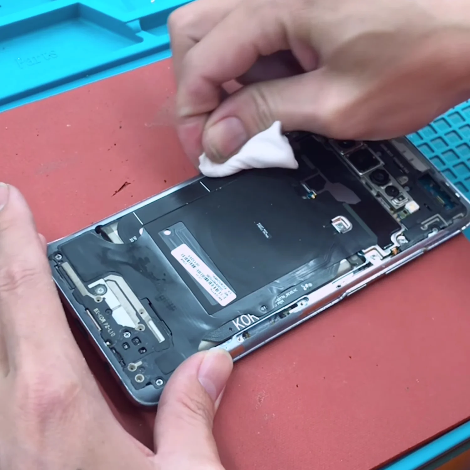 thay-mat-kinh-sau-samsung-galaxy-s10-slide4