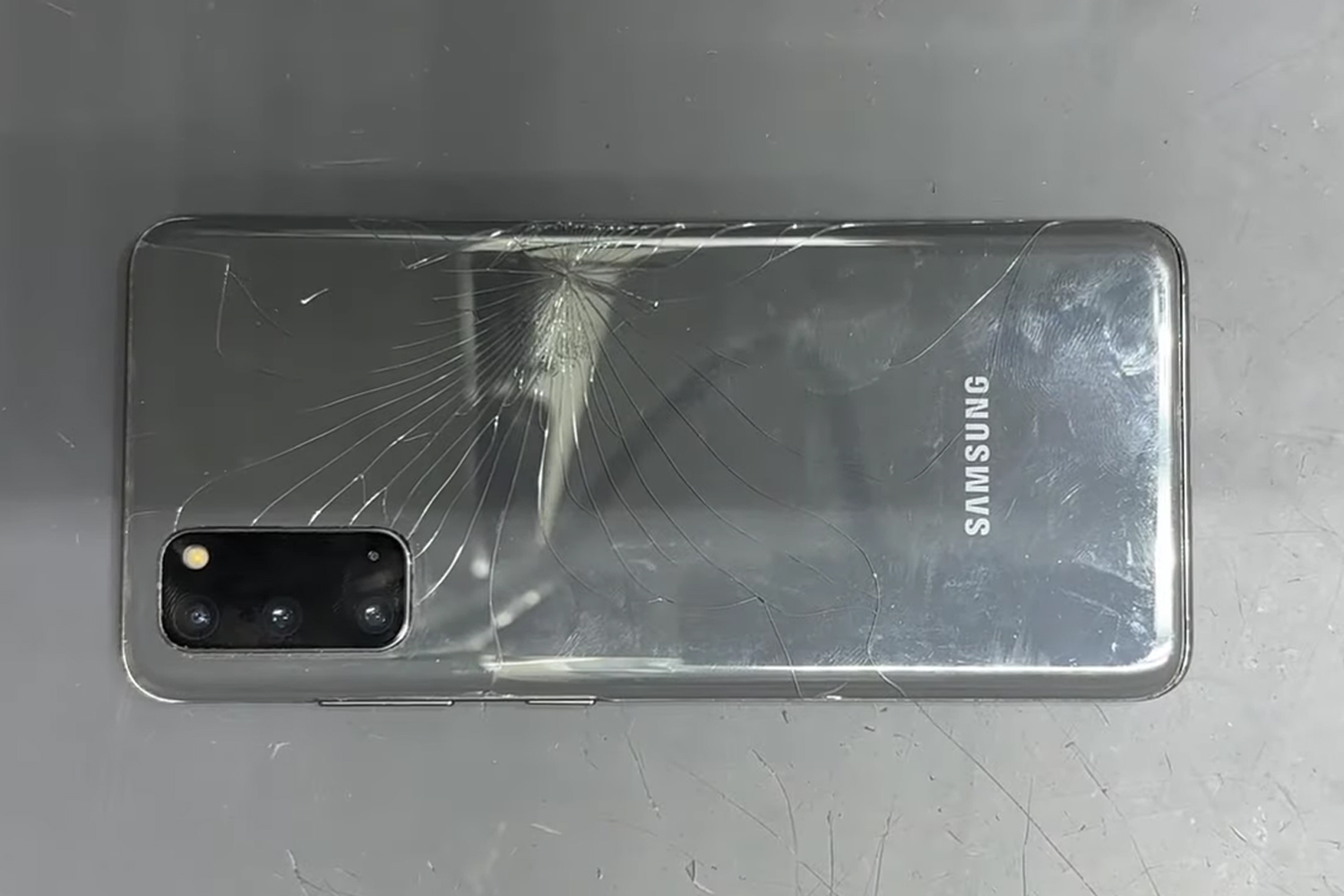 thay-mat-kinh-sau-samsung-galaxy-s20-dau-hieu