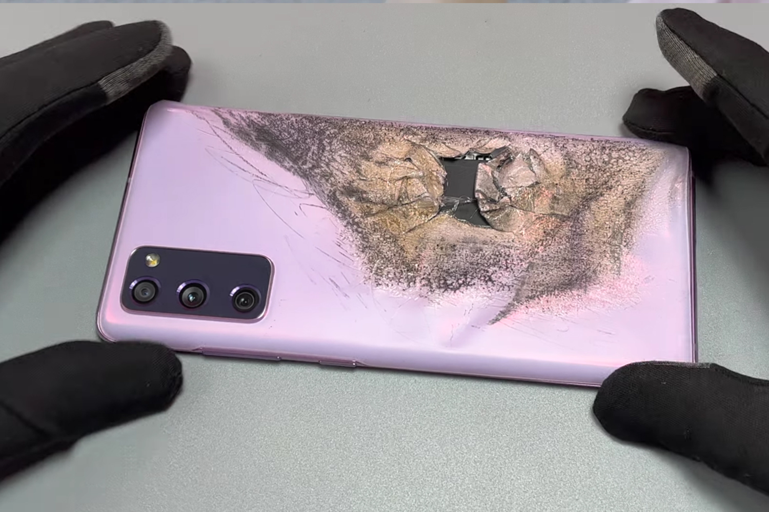 thay-mat-kinh-sau-samsung-galaxy-s20-fe-dau-heu