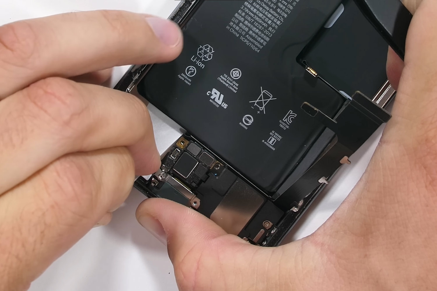 thay-pin-iphone-11-pro-max-chinh-hang.html-thay-pin-co-anh-huong-khong